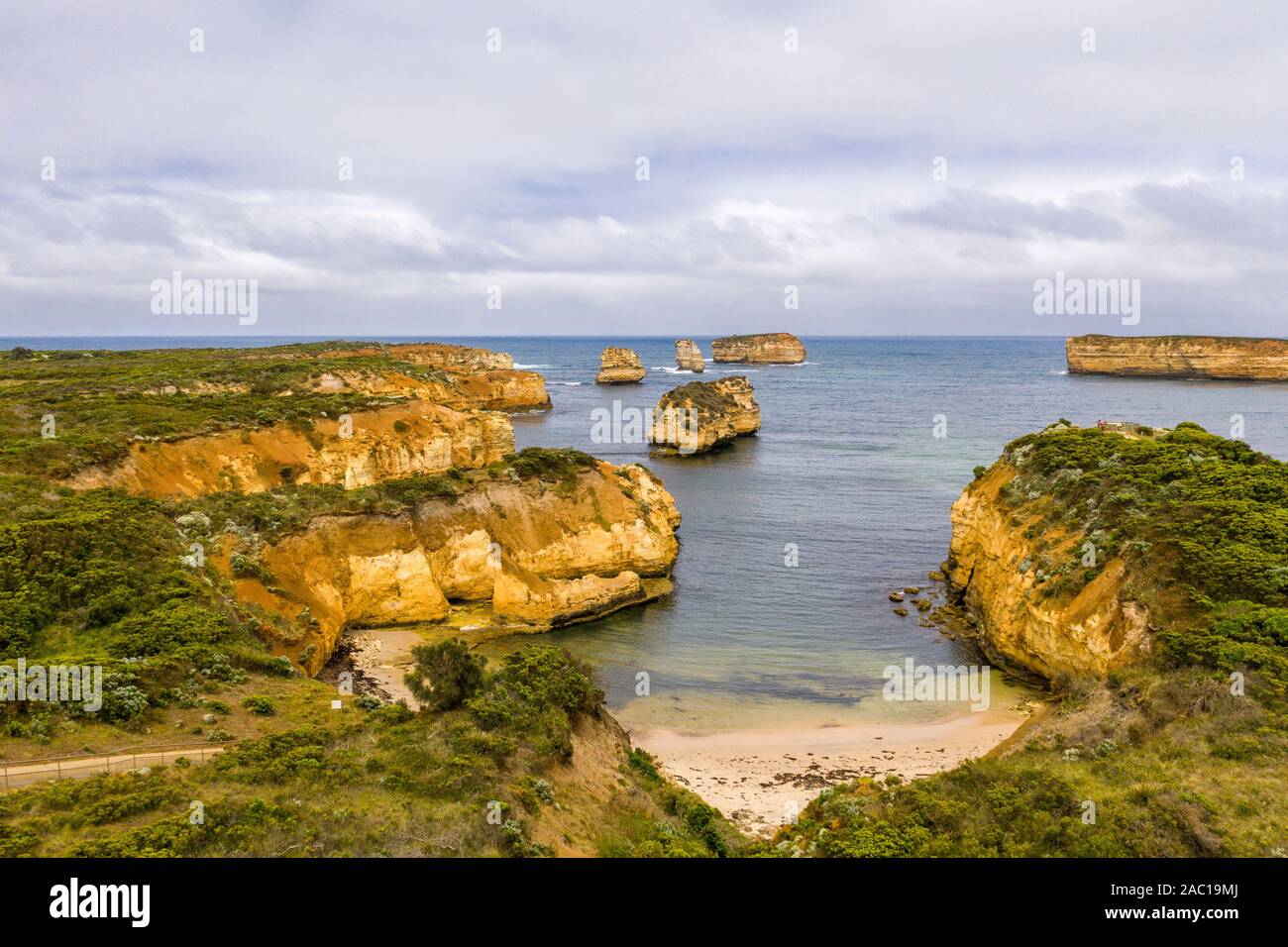 Luftaufnahme der Bay of Islands an der Great Ocean Road in Victoria, Australien Stockfoto