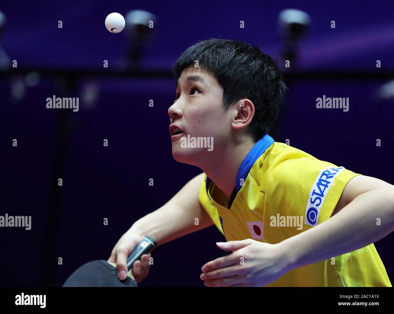 Chengdu, Sichuan Provinz Chinas. 30 Nov, 2019. Harimoto Tomokazu von Japan dient während der Männer singles Umlauf von 16 Match gegen Quadri Aruna von Nigeria an der 2019 ITTF Men's World Cup in Chengdu, Provinz Sichuan im Südwesten Chinas, Nov. 30, 2019. Credit: Wang Dongzhen/Xinhua/Alamy leben Nachrichten Stockfoto