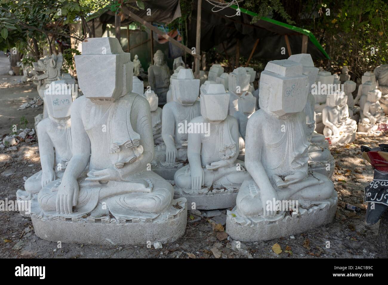 Marmorsteinstatuen von Buddha, die in Mandalay, Myanmar, geschnitzt wurden Stockfoto