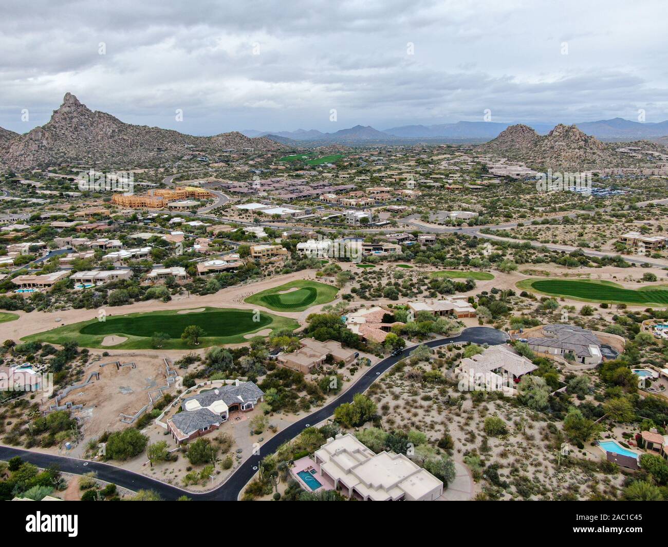 Luftaufnahme über Golf und gehobenen Luxus Wohnungen in Scottsdale, Arizona Stockfoto