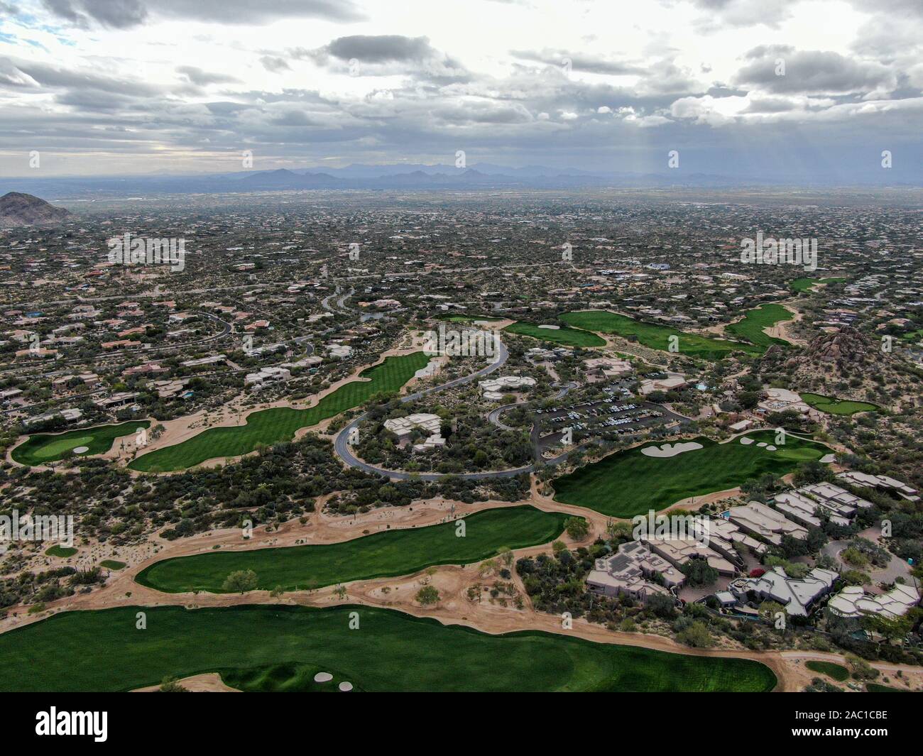 Luftaufnahme über Golf und gehobenen Luxus Wohnungen in Scottsdale, Arizona Stockfoto