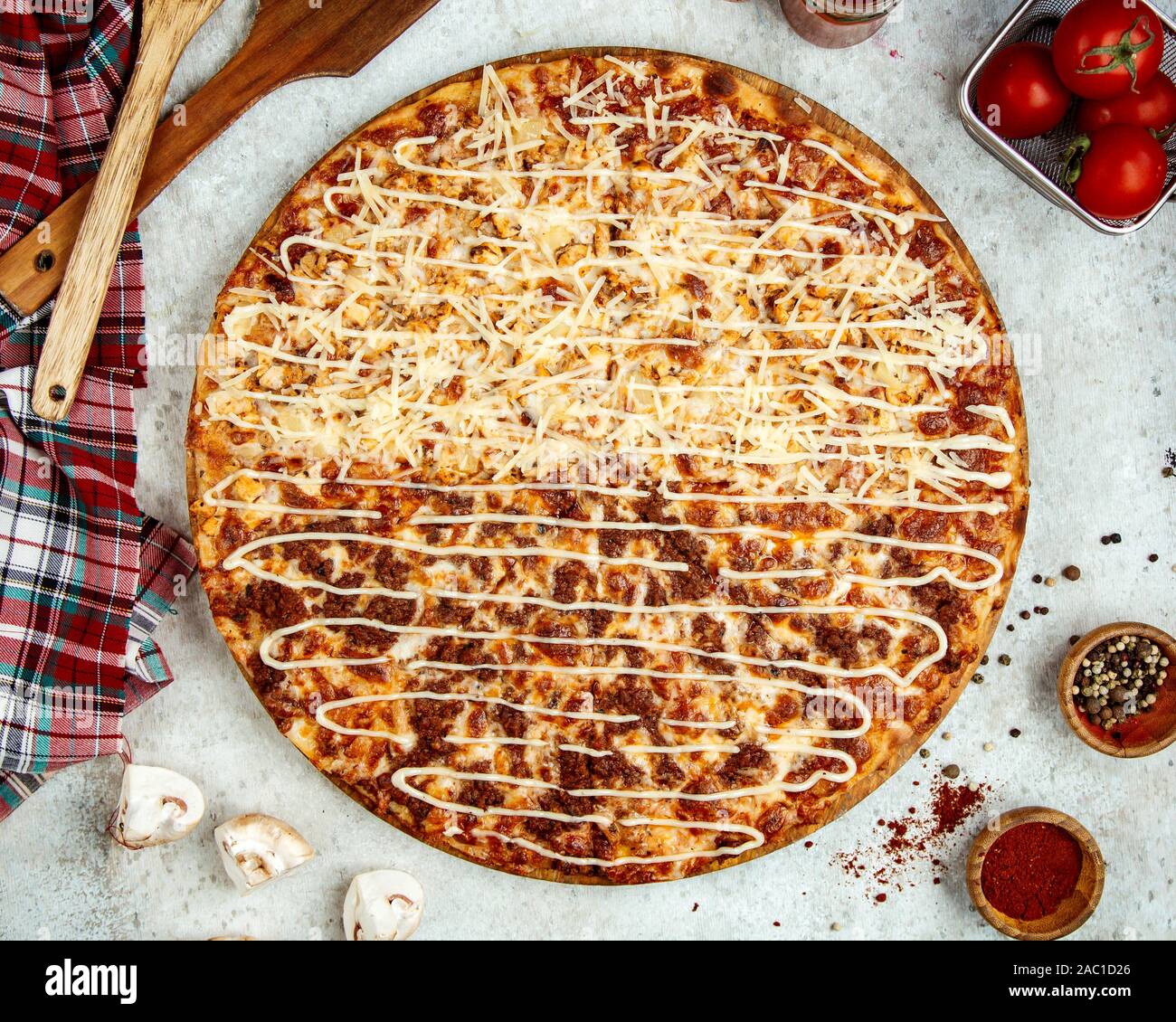 Fleisch Pizza mit Hälfte in extra geriebenen Käse bedeckt Stockfoto