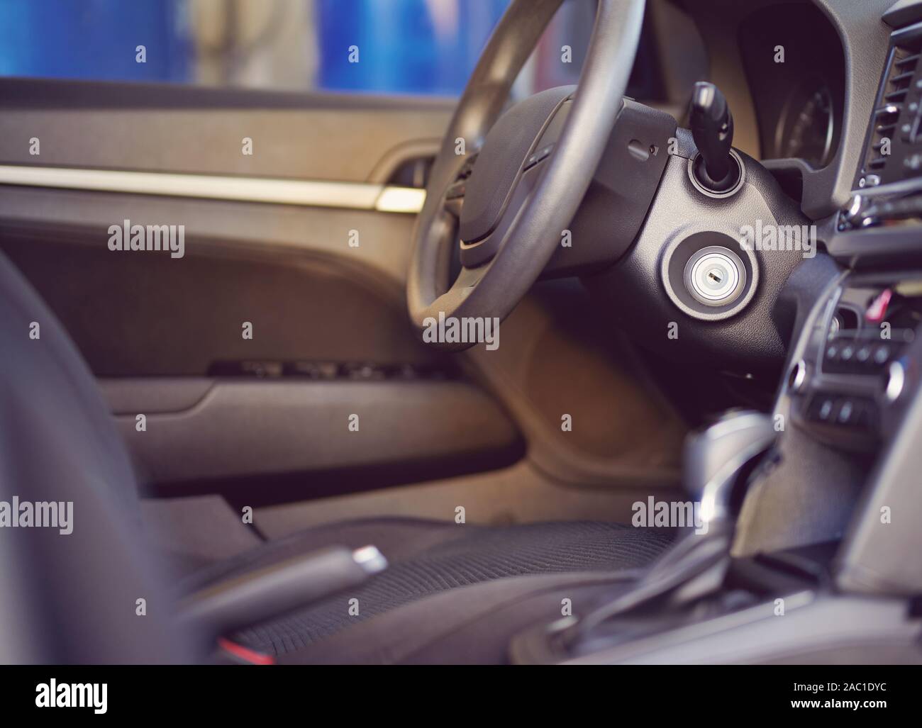 Auto Lenkrad mit modernen Tasten und den Sitz reinigen Stockfoto