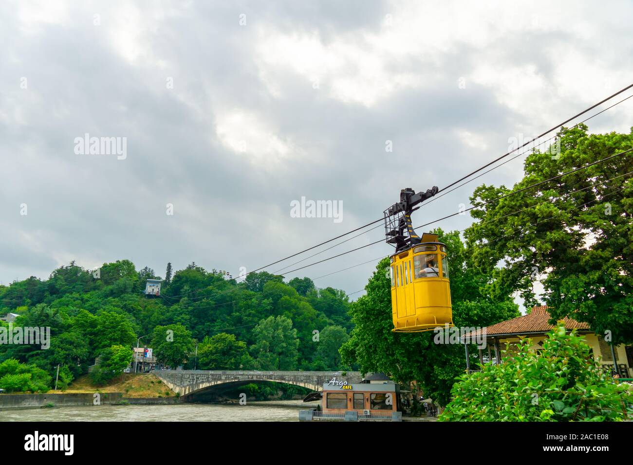 Kutaisi, Georgien - 21 Juli 2019 Gelbe Kabel Eisenbahn in den Bergen Stockfoto