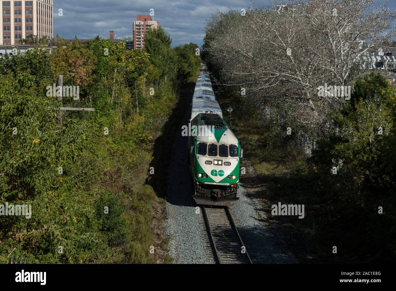 Toronto go Transit Union-pearson Express Zug Eisenbahn durchfuhr in städtische Umwelt sonnigen Himmel herbst Wetter Stockfoto