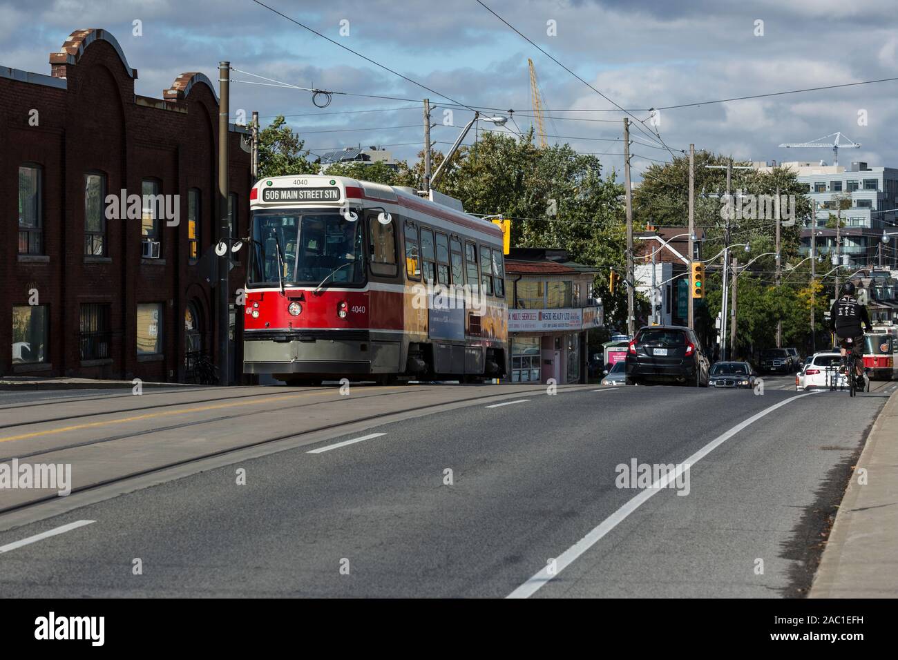 Toronto ttc Straßenbahn auf Stadt Street Transit in städtische Umwelt sonnigen Himmel herbst Wetter Stockfoto
