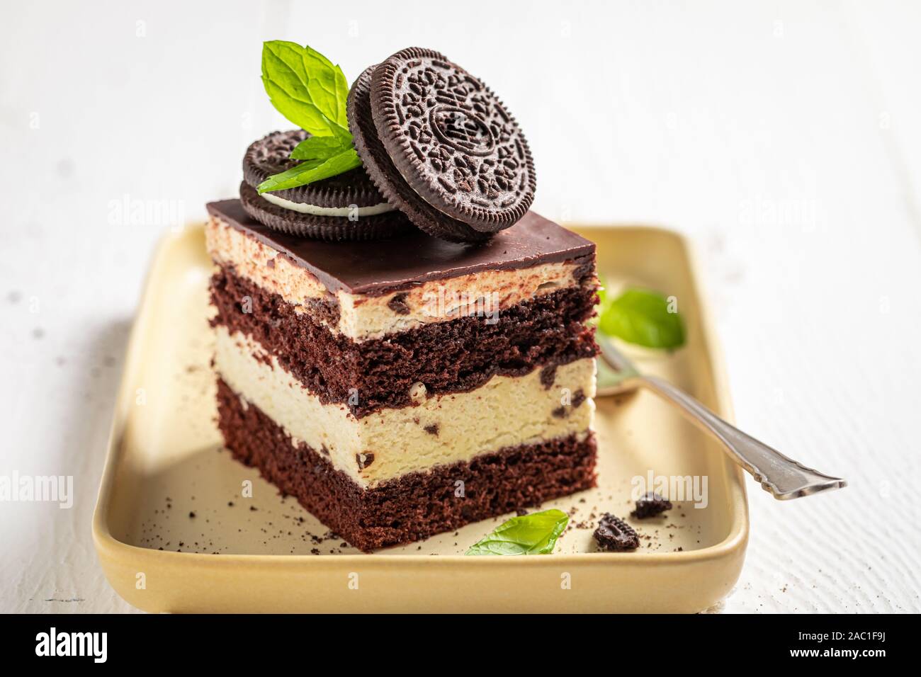 Wanilla leckere Schokoladenkuchen mit Sahne und Cookies Stockfoto