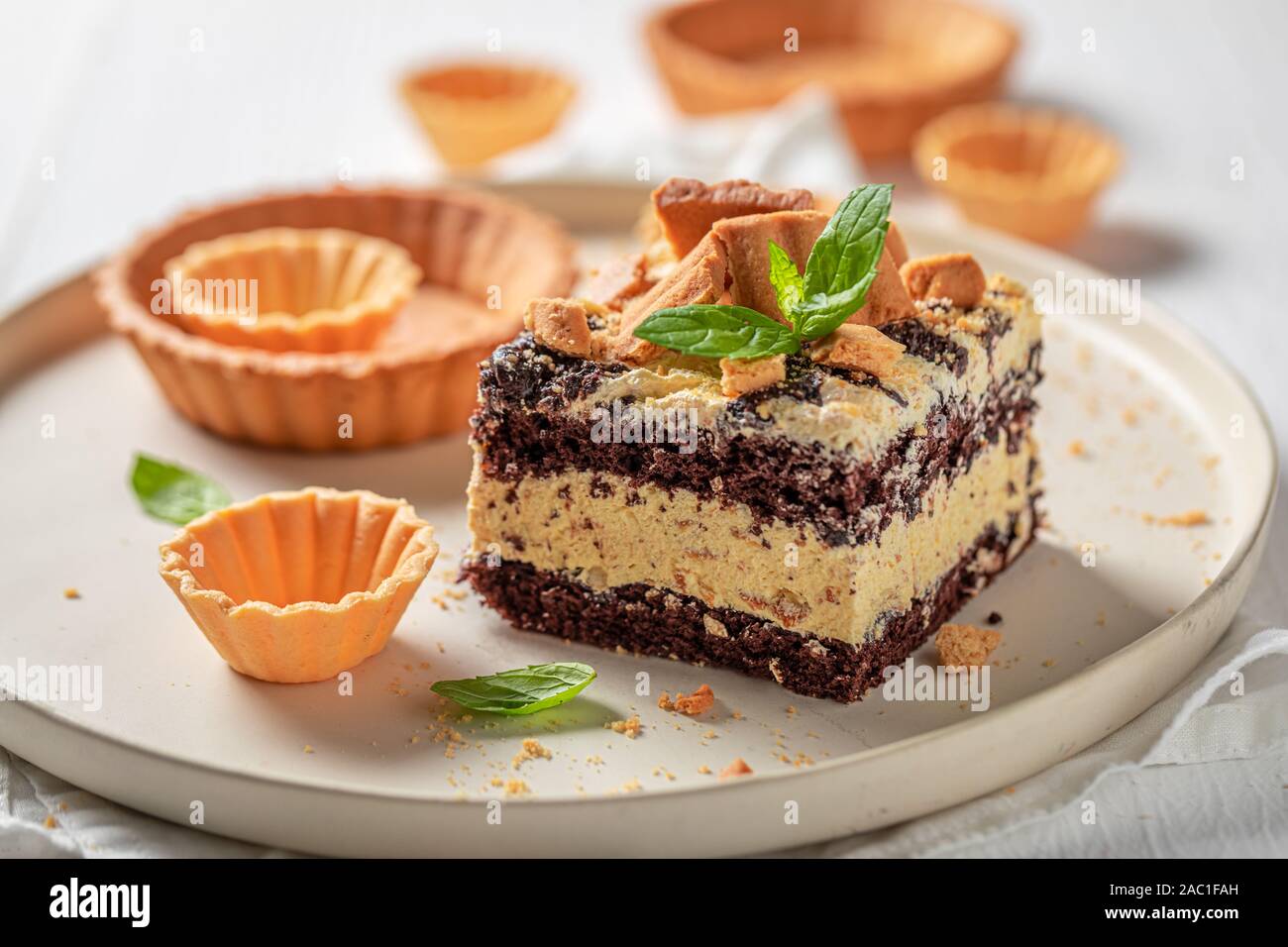 Leckere Schokolade Kuchen mit Sahne wanilla und Cookies Stockfoto