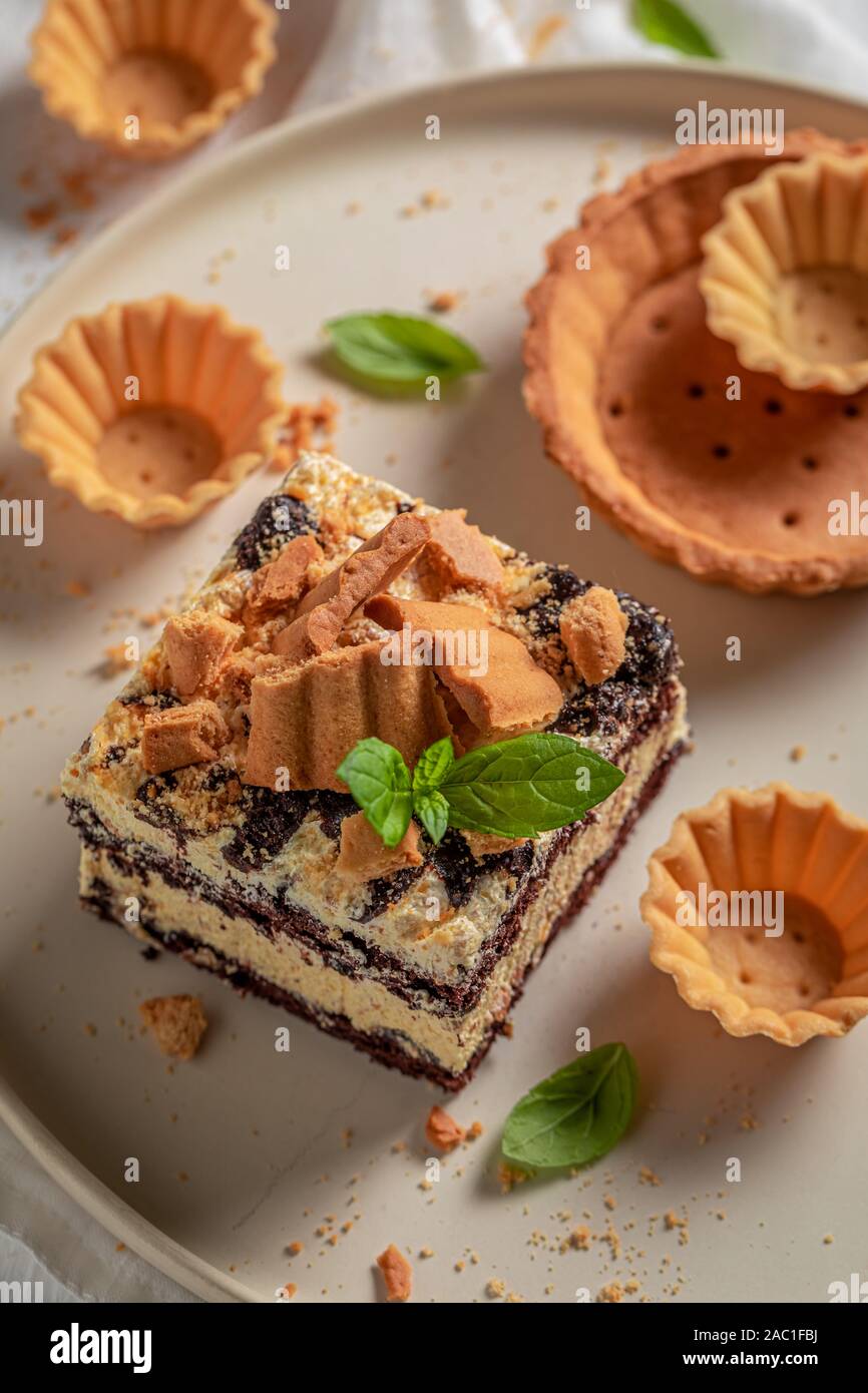 Süße Schokolade Kuchen mit Sahne wanilla und Cookies Stockfoto