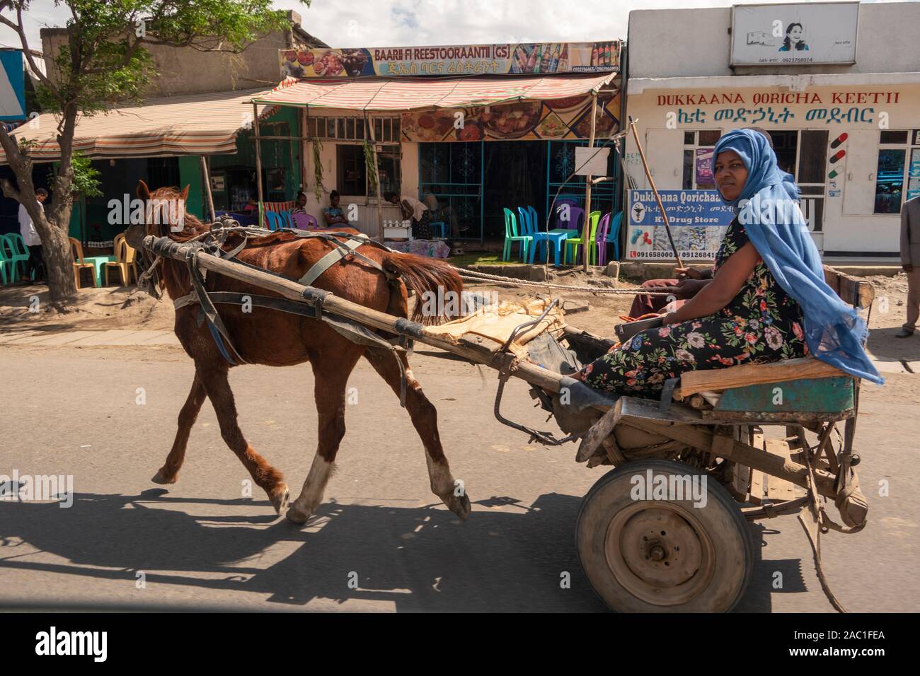 Äthiopien, Rift Valley, lokaler Transport, Mann und Frau auf Pferd gezogen Warenkorb auf Hawassa - Addis Abeba Straße Stockfoto