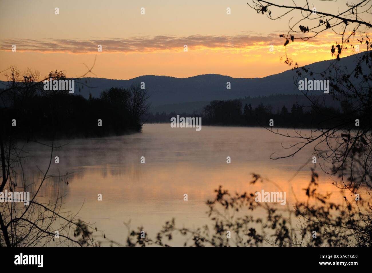 Sonne über der Kootenai River Stockfoto