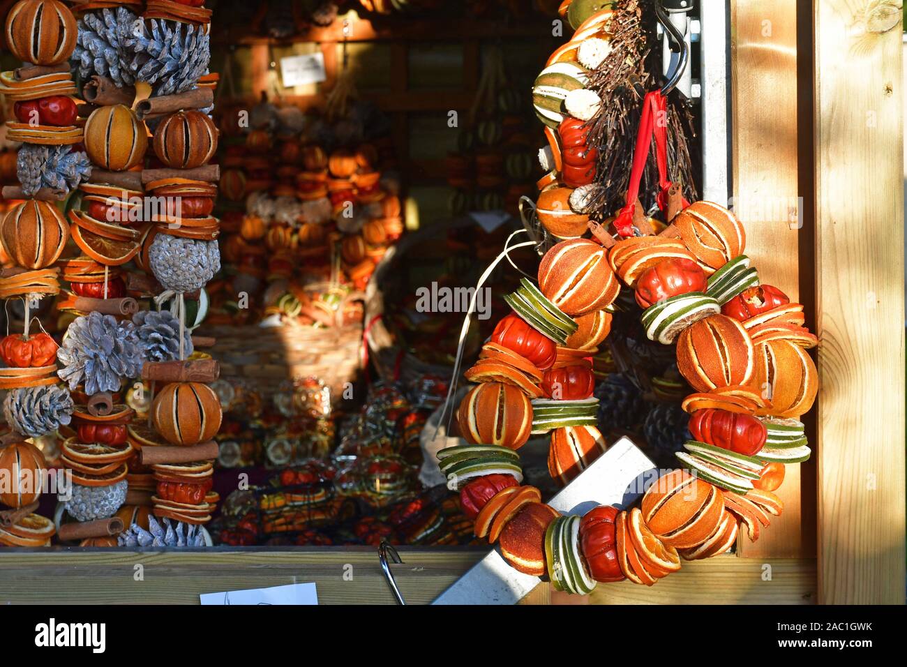 Orange Weihnachten Dekoration auf dem Weihnachtsmarkt 2019 in Waddesdon Manor, Waddesdon, Buckinghamshire, UK getrocknet. Weihnachten Musik Thema. Stockfoto