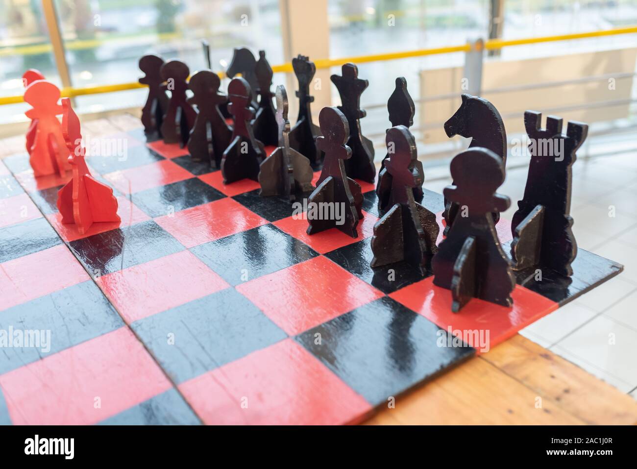 Großen Holztisch Schach, in der Form komponiert. Stockfoto