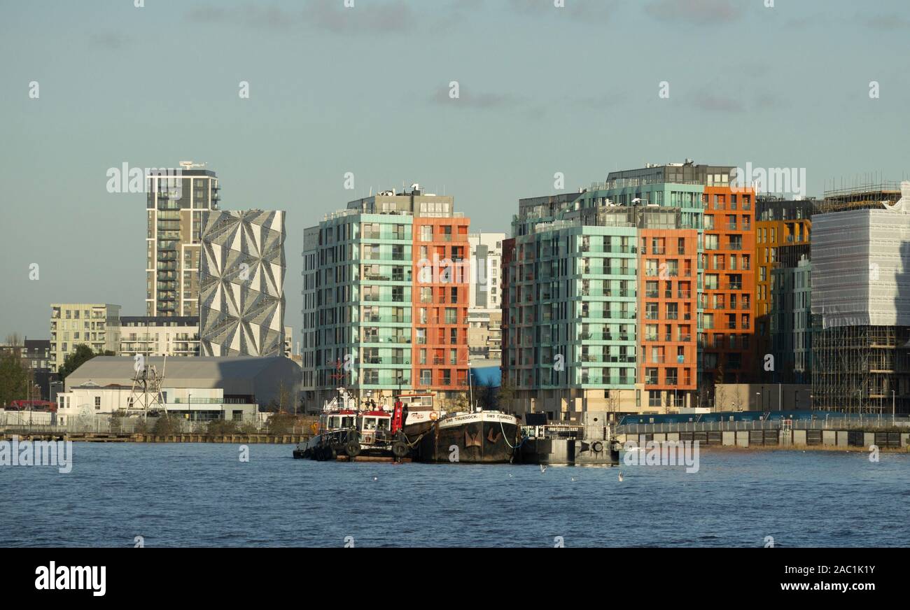 Greenwich Peninsula Wohnungen mit Blick auf den Fluss von der Themse Stockfoto