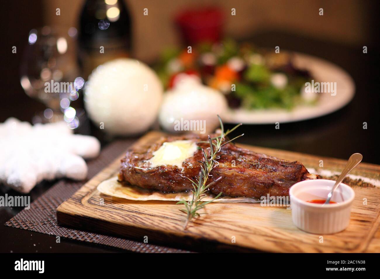 Rib Eye Steak auf dem Tisch des Neuen Jahres. Rib Eye Steak braten auf ... Rib Eye Steak auf dem Tisch des Neuen Jahres. Rib Eye Steak braten auf ...