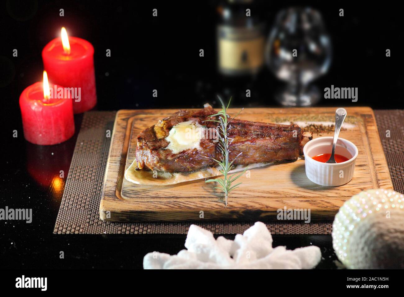 Rib Eye Steak auf dem Tisch des Neuen Jahres. Rib Eye Steak braten auf ... Rib Eye Steak auf dem Tisch des Neuen Jahres. Rib Eye Steak braten auf ...