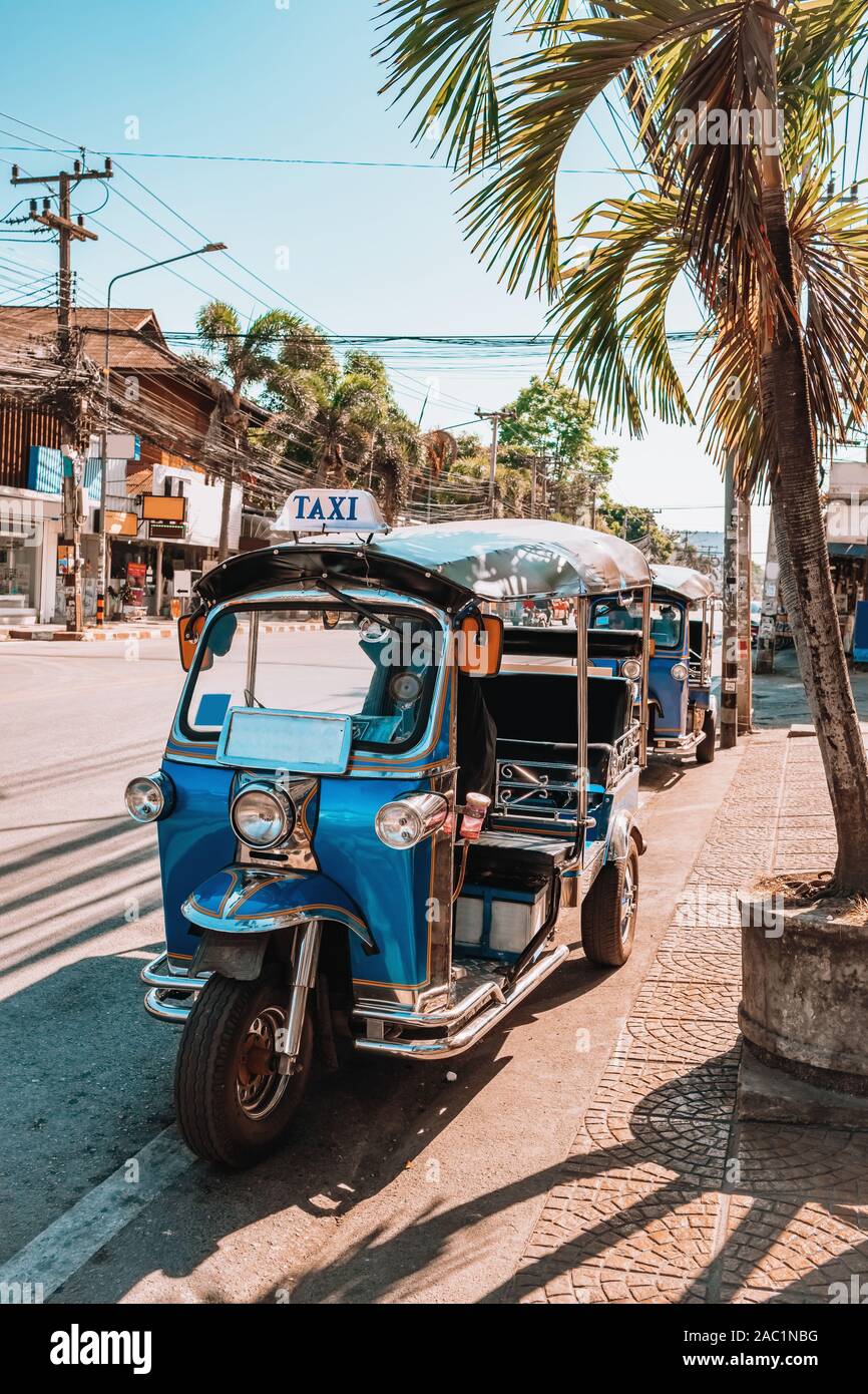 Berühmte thailändische Tuk-tuk Taxi auf der Straße in Chiang Mai Stockfoto