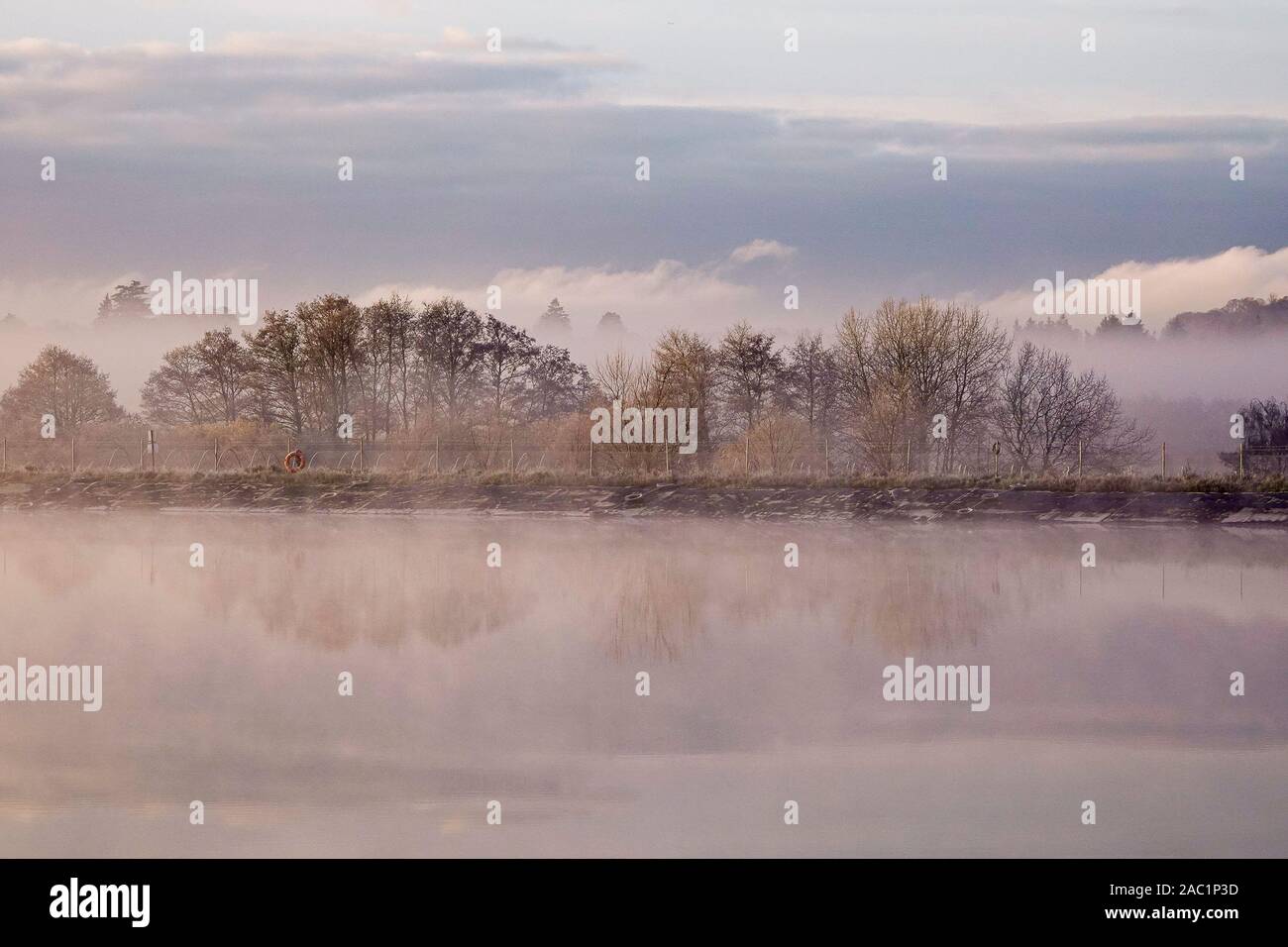 Tuesley Bauernhof, Godalming. 30. November 2019. Einen kalten, frostigen und neblig Start in das Wochenende für das Home Counties. Nebel über Tuesley Bauernhof in Godalming, Surrey. Credit: James Jagger/Alamy leben Nachrichten Stockfoto