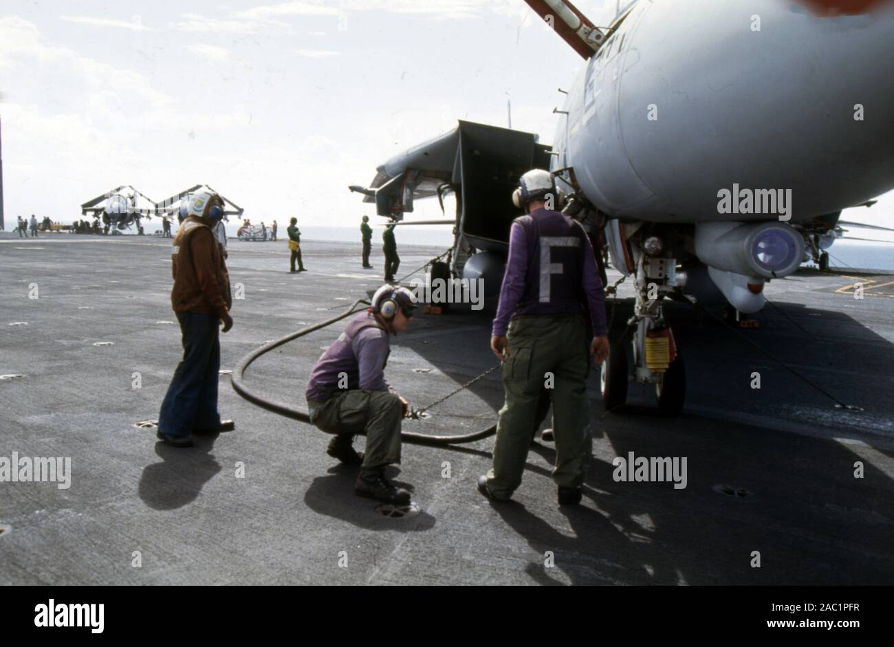 US NAVY / United States Navy Flugzeugträger Kitty-Hawk-Klasse / Flugzeugträger Kitty-Hawk-Klasse - USS John F. Kennedy CV-67 - - Flugdeck Grumman F-14D Tomcat Stockfoto