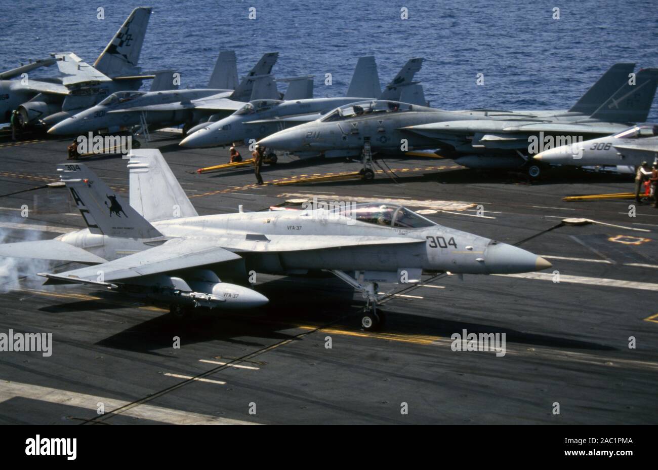US NAVY / United States Navy Flugzeugträger Kitty-Hawk-Klasse / Flugzeugträger Kitty-Hawk-Klasse - USS John F. Kennedy CV-67 - McDonnell Douglas F-18C Hornet - Lockheed S-3B Viking - Grumman F-14D Tomcat Stockfoto
