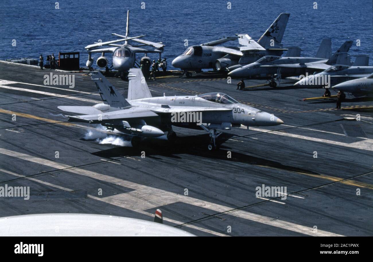 US NAVY / United States Navy Flugzeugträger Kitty-Hawk-Klasse / Flugzeugträger Kitty-Hawk-Klasse - USS John F. Kennedy CV-67 - McDonnell Douglas F-18C Hornet - Lockheed S-3B Viking - Grumman F-14D Tomcat Stockfoto