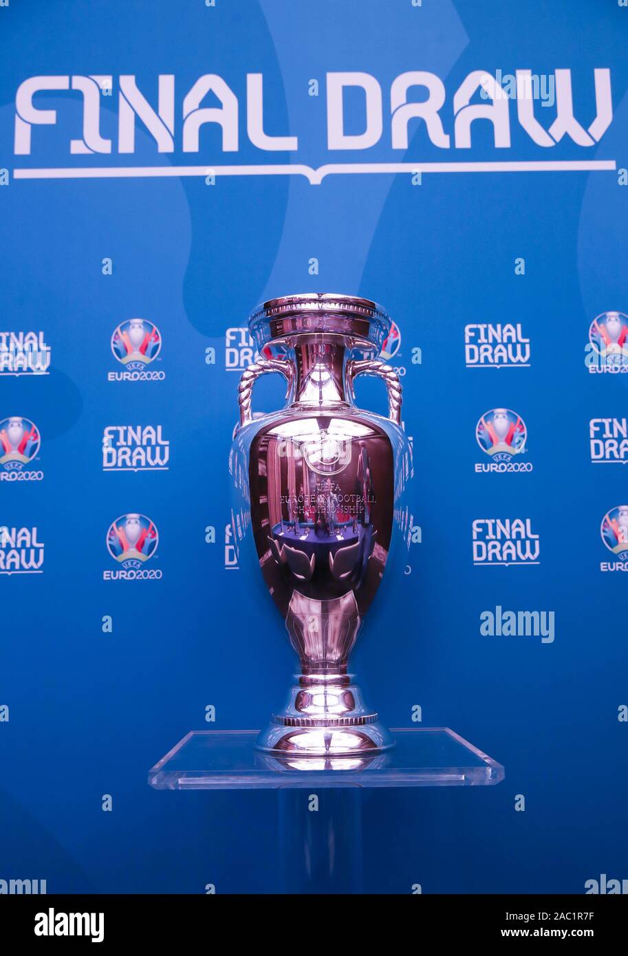 Bukarest, Rumänien. 30 Nov, 2019. Fußball: Vor der Auslosung für die Europameisterschaft. Die Europäische Cup wird auf dem Podium bei einer Pressekonferenz der UEFA obere Beamte in einem Hotel. Die Gruppe Auslosung für die Fußball-Europameisterschaft 2020 wird in der rumänischen Hauptstadt. Die EM findet vom 12. Juni bis 12. Juli 2020 in zwölf Ländern. Credit: Christian Charisius/dpa/Alamy leben Nachrichten Stockfoto