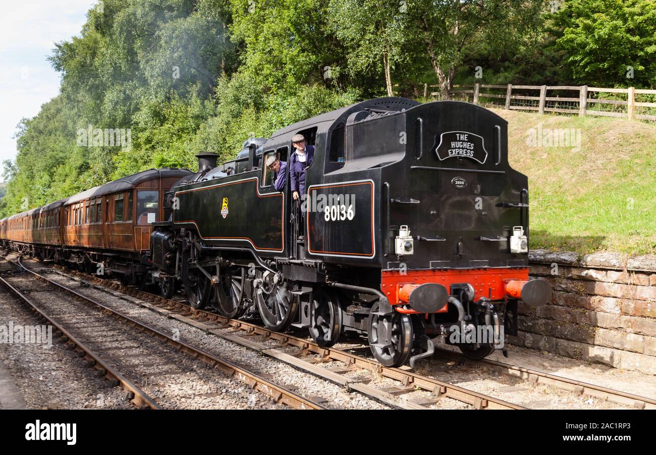 Ein Dampfzug kommt in Goathland Station auf der North Yorkshire Moors Railway in Nordengland. Stockfoto