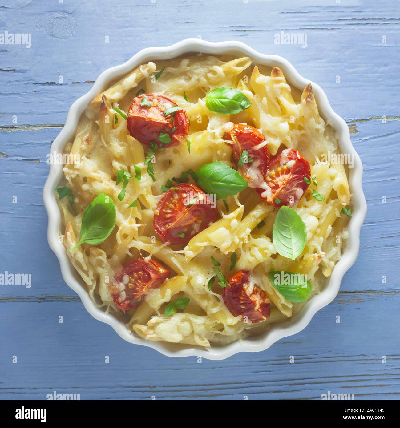 Pasta Gratin in eine Ofenform auf einem blauen Hintergrund Stockfoto