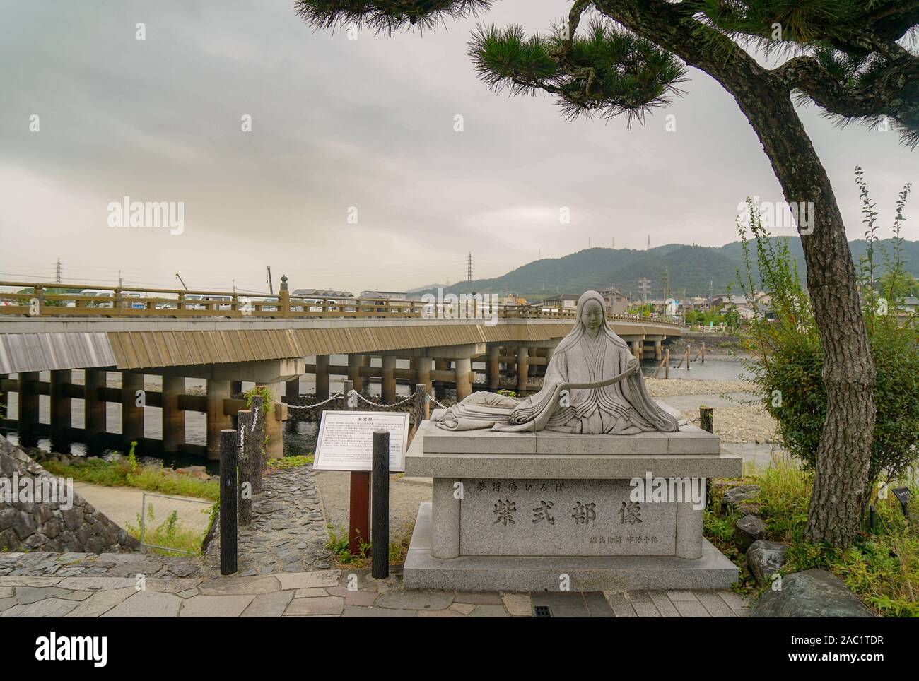 Statue von Murasaki Shikibu, Autor der Geschichte von Genji, neben Uji bashi Brücke in Uji, Kyoto Stockfoto