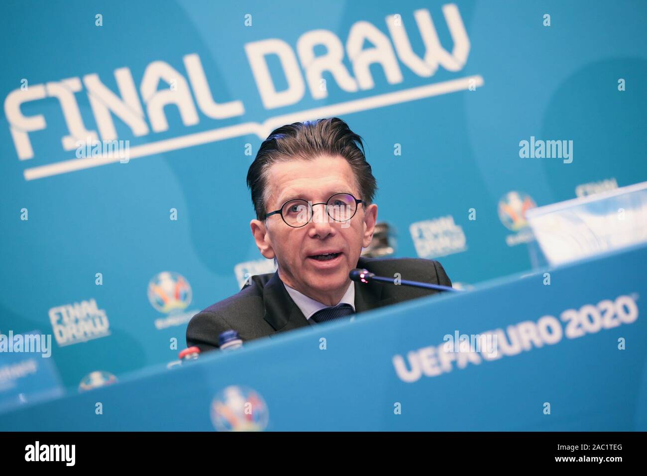 Bukarest, Rumänien. 30 Nov, 2019. Fußball: Vor der Auslosung für die Europameisterschaft. Martin Kallen, GESCHÄFTSFÜHRER UEFA-Veranstaltungen und Veranstalter für die Fußball-Europameisterschaft 2020, spricht bei einer Pressekonferenz der UEFA obere Beamte in einem Hotel. Die Gruppe Auslosung für die Fußball-Europameisterschaft 2020 wird in der rumänischen Hauptstadt. Die EM findet vom 12. Juni bis 12. Juli 2020 in zwölf Ländern. Credit: Christian Charisius/dpa/Alamy leben Nachrichten Stockfoto
