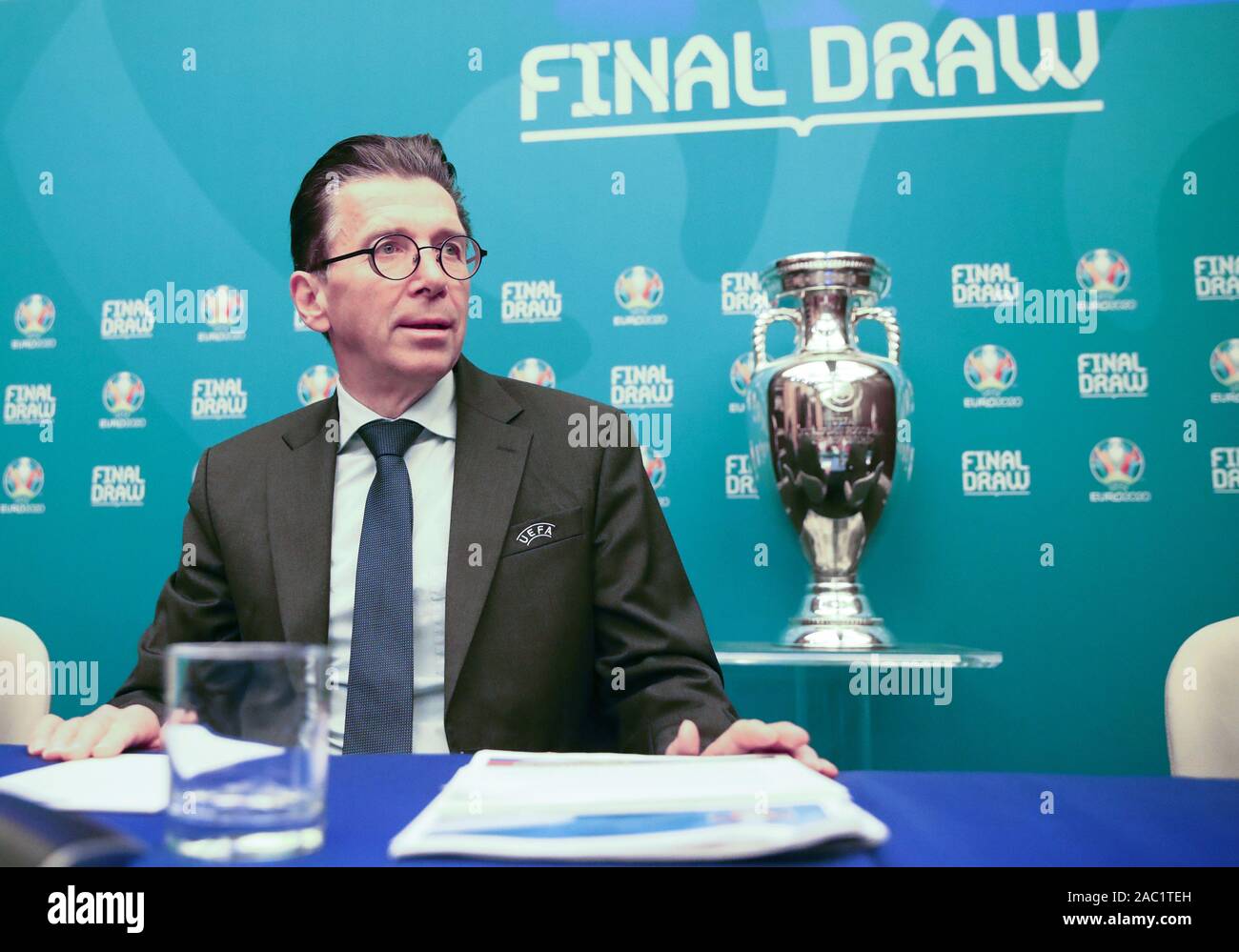 Bukarest, Rumänien. 30 Nov, 2019. Fußball: Vor der Auslosung für die Europameisterschaft. Martin Kallen, GESCHÄFTSFÜHRER UEFA-Veranstaltungen und Veranstalter für die Fußball-Europameisterschaft 2020, spricht bei einer Pressekonferenz der UEFA obere Beamte in einem Hotel. Die Gruppe Auslosung für die Fußball-Europameisterschaft 2020 wird in der rumänischen Hauptstadt. Die EM findet vom 12. Juni bis 12. Juli 2020 in zwölf Ländern. Credit: Christian Charisius/dpa/Alamy leben Nachrichten Stockfoto