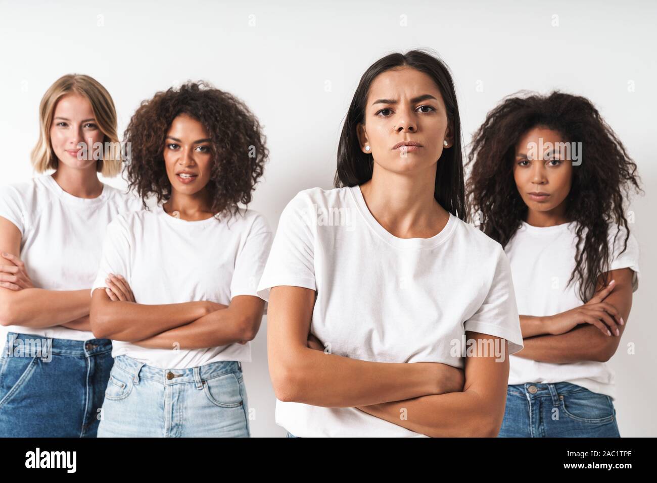 Foto von einem schweren wütenden jungen Frauen multirassischen Freunde Posing über weiße Wand Hintergrund isoliert. Stockfoto