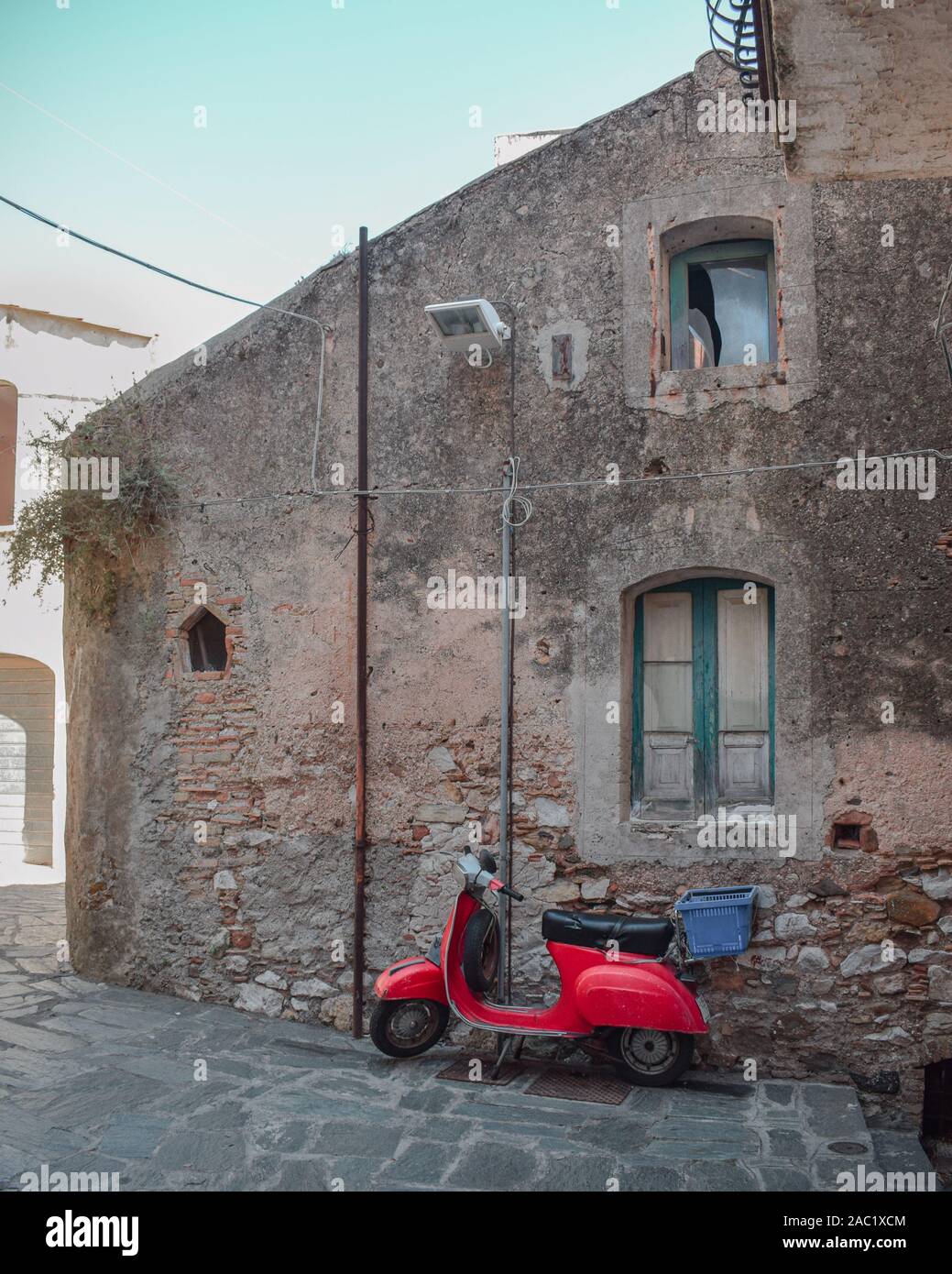 Fotos von der Straße in einer typisch italienischen Stadt Castelmola, Sizilien Stockfoto