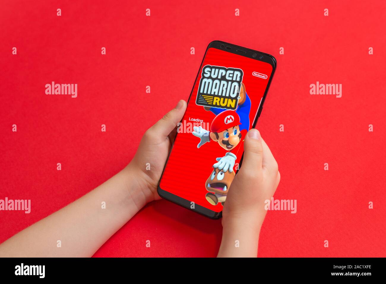 Sarajevo, Bosnien und Herzegowina - November 30, 2019: Super Mario Laufen mobile Game von Nintendo auf modernen Android Smartphone in Kid Hände veröffentlicht. Stockfoto