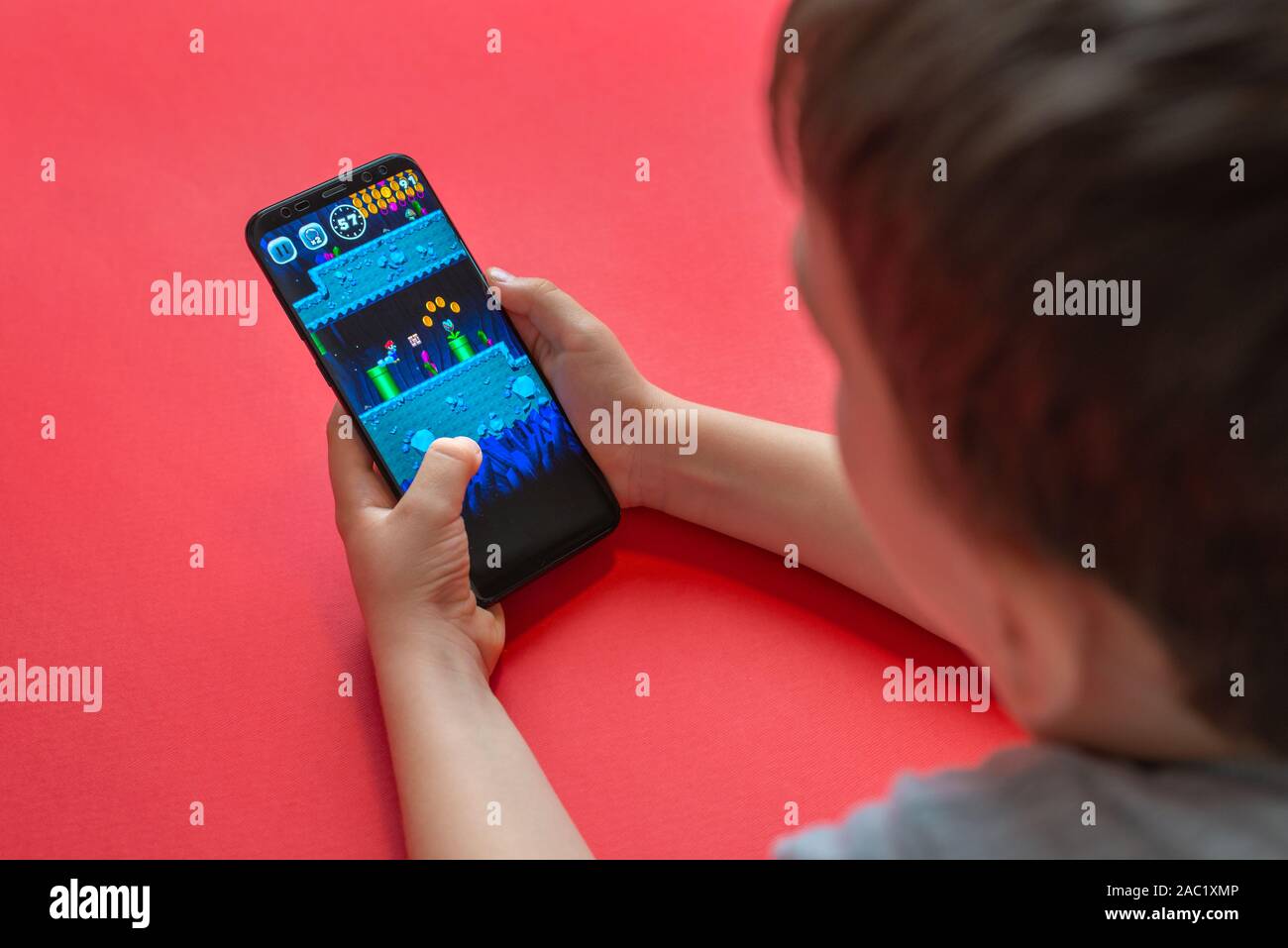 Sarajevo, Bosnien und Herzegowina - November 30, 2019: Junge spielt Super Mario laufen Mobile Game auf dem Samsung Galaxy S9 plus Telefon close-up Stockfoto