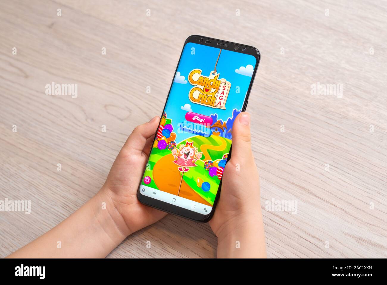 Sarajevo, Bosnien und Herzegowina - November 30, 2019: Junge holding Samsung Galaxy S Plus 9 Telefon mit Candy Crush Saga puzzle video game close-up Stockfoto