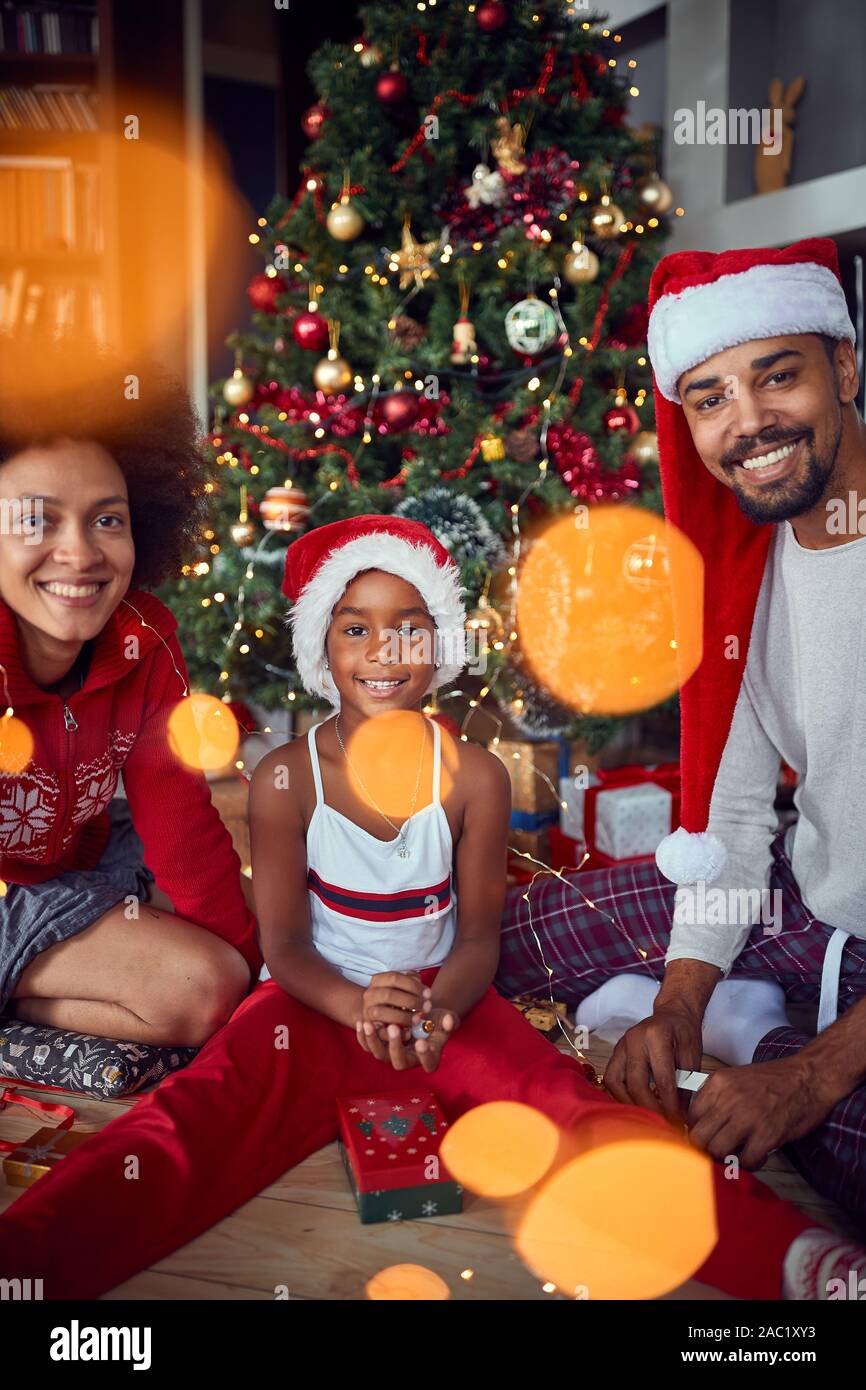 Glückliche Familie mit Kindern in der Weihnachtszeit - Weihnachtszeit Stockfoto