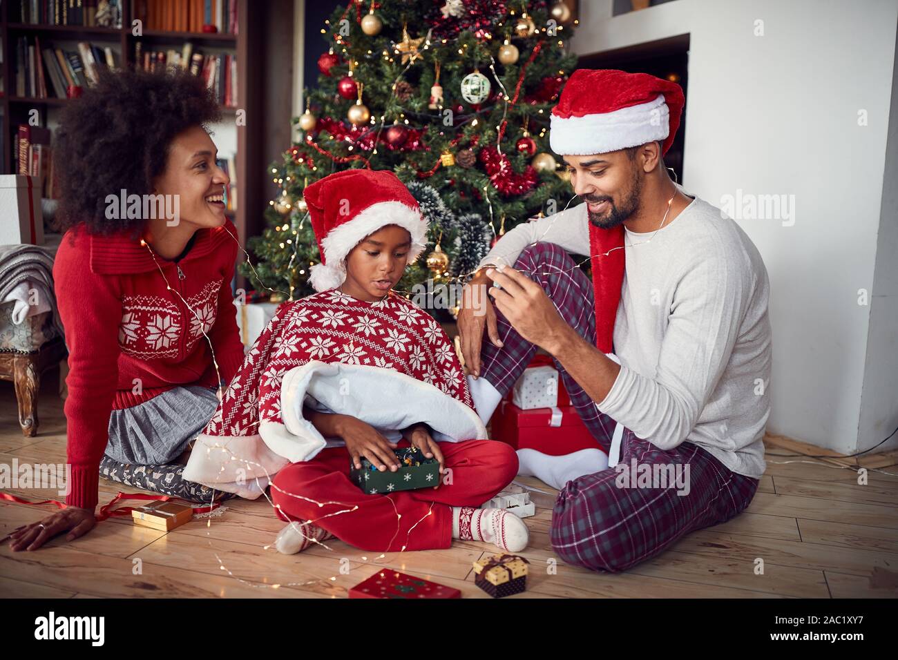 Weihnachten Morgen. Glückliche Familie Weihnachten feiern. Stockfoto