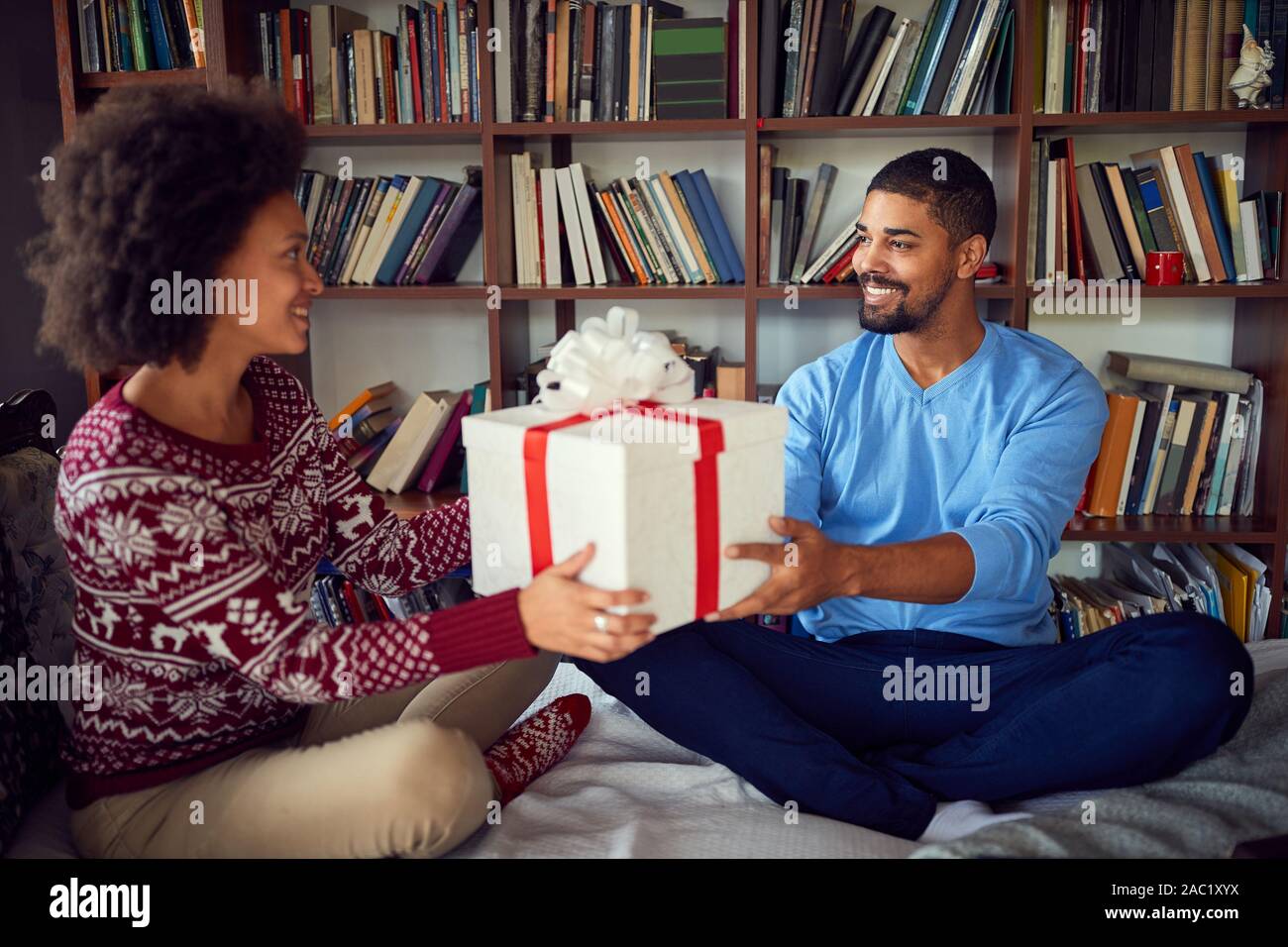 Lächelnden jungen Paar mit Weihnachtsgeschenke Stockfoto