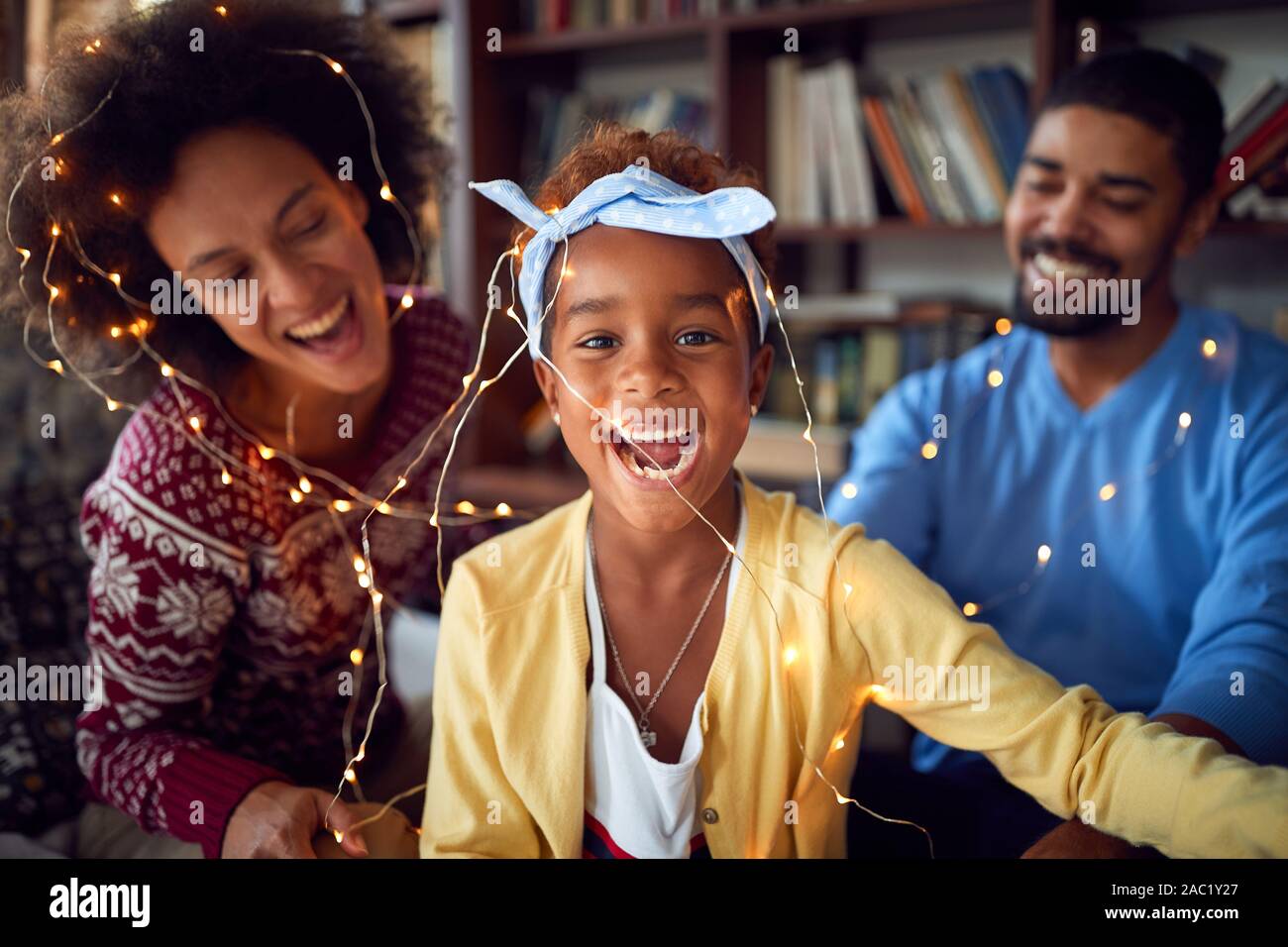 Familie auf Winterurlaub. happy African American family Weihnachten gemeinsam feiern Stockfoto