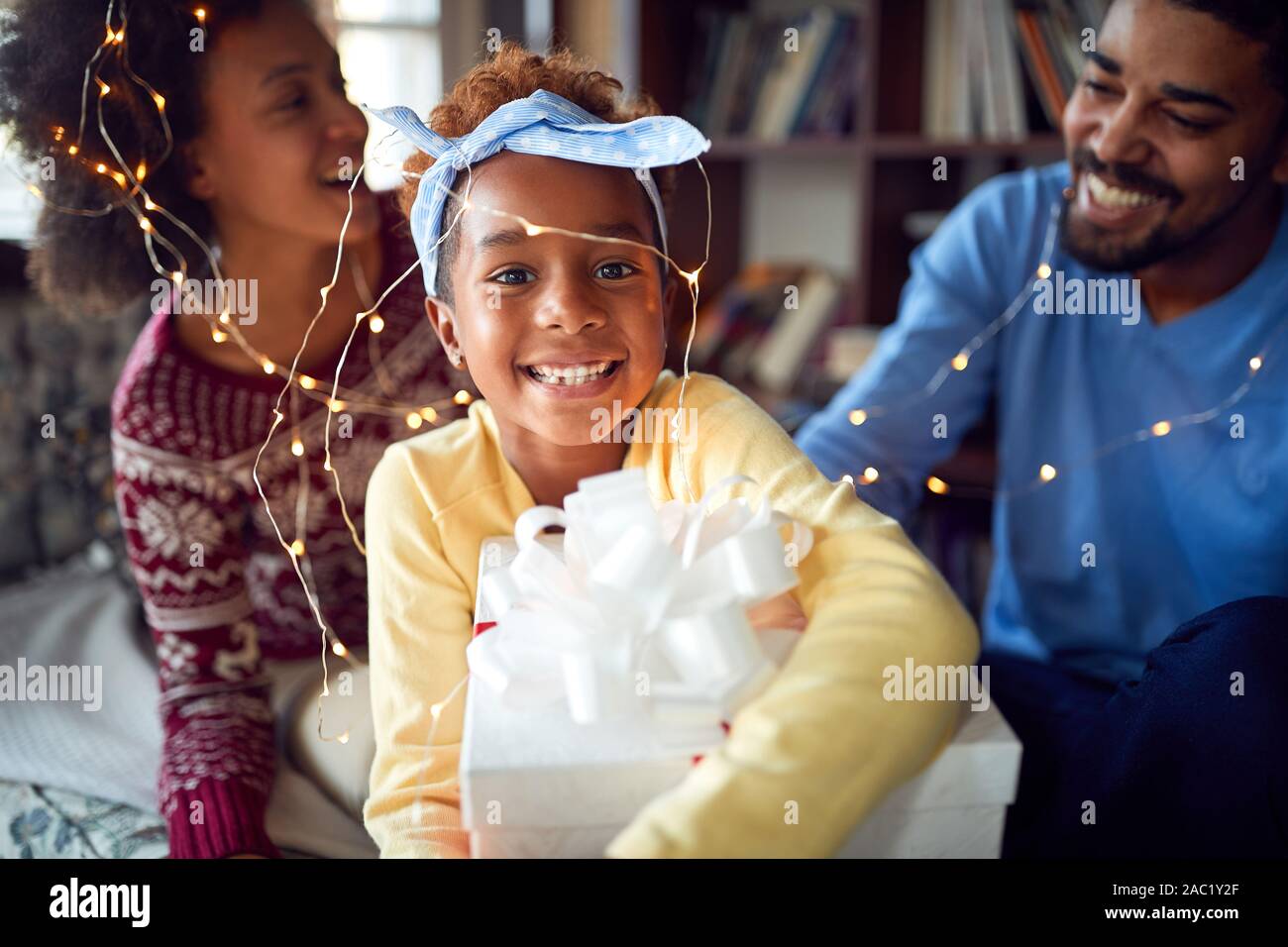 Familie auf Winterurlaub. Lächelnde niedliche Mädchen feiern Weihnachten Stockfoto