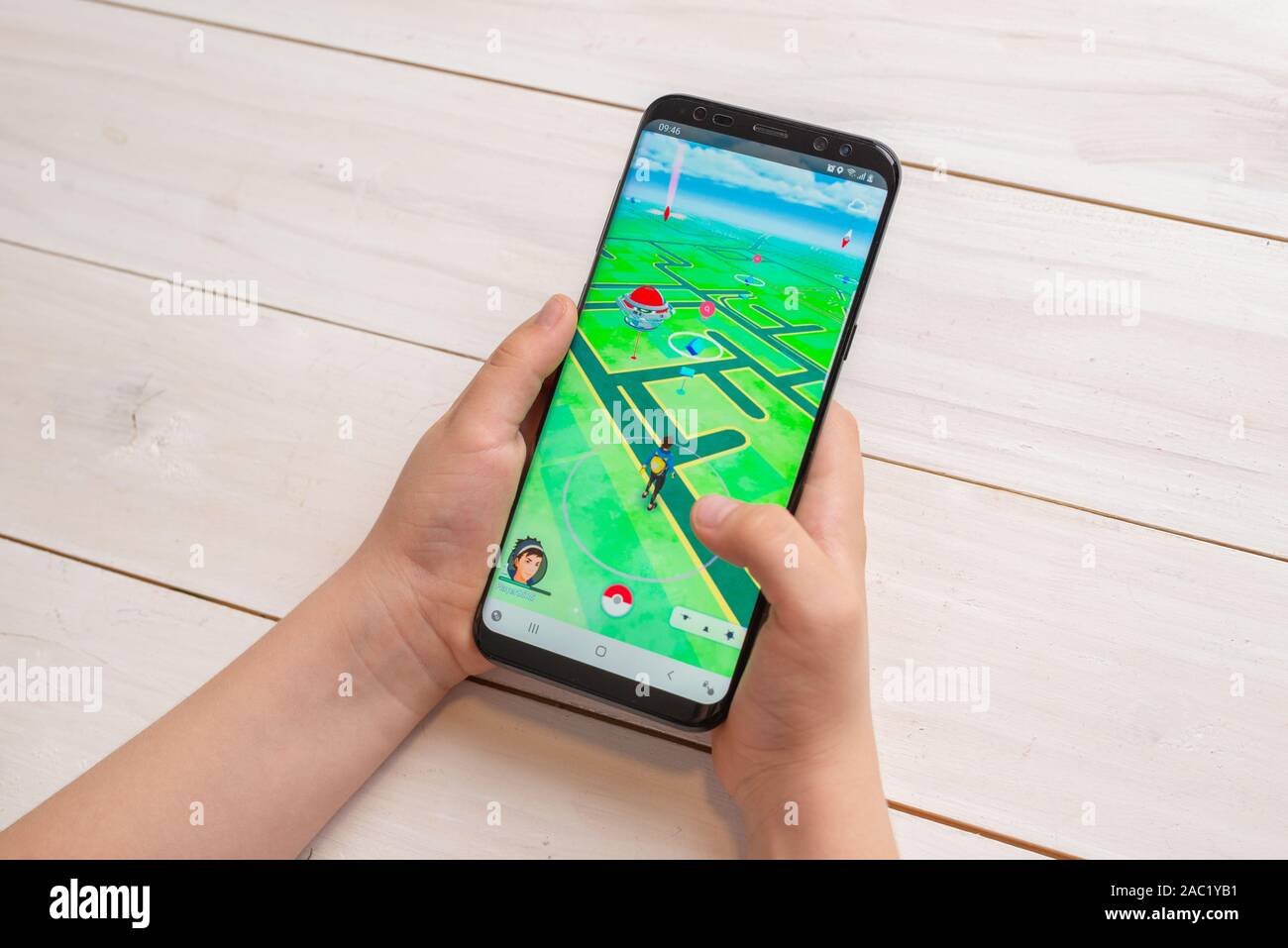 Sarajevo, Bosnien und Herzegowina - November 30, 2019: Junge spielt Pokemon gehen Spiel auf Samsung Galaxy S9 smart phone close-up Stockfoto