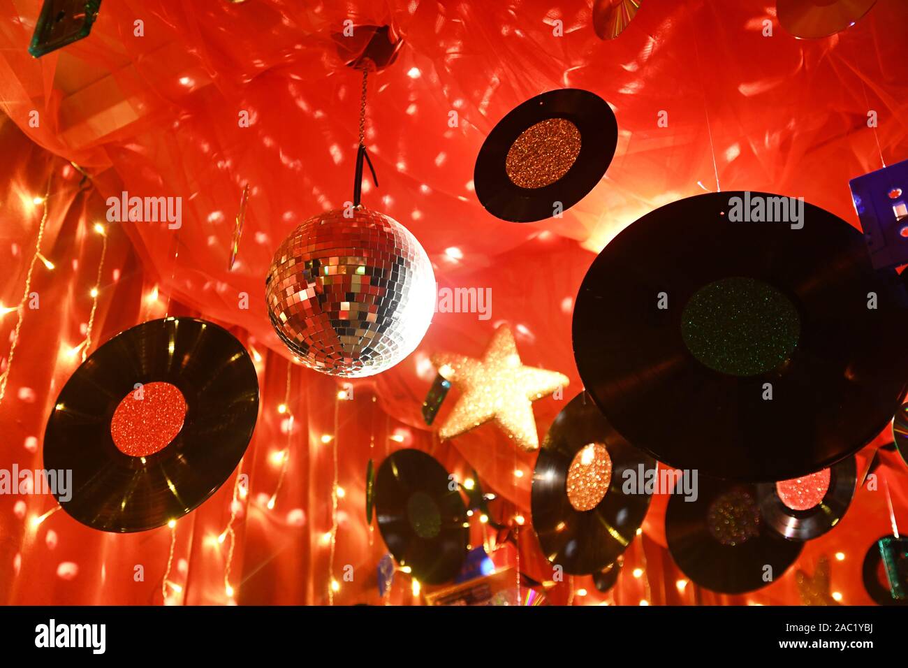 Weihnachten Musik Dekorationen im Haus bei Waddesdon Manor, Waddesdon, Buckinghamshire, Großbritannien. Weihnachten Musik Thema. Weihnachten 2019 Stockfoto