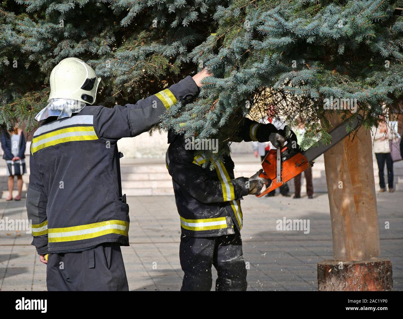 Feuerwehrmann arbeitet mit einer Kettensäge outdoor Stockfoto