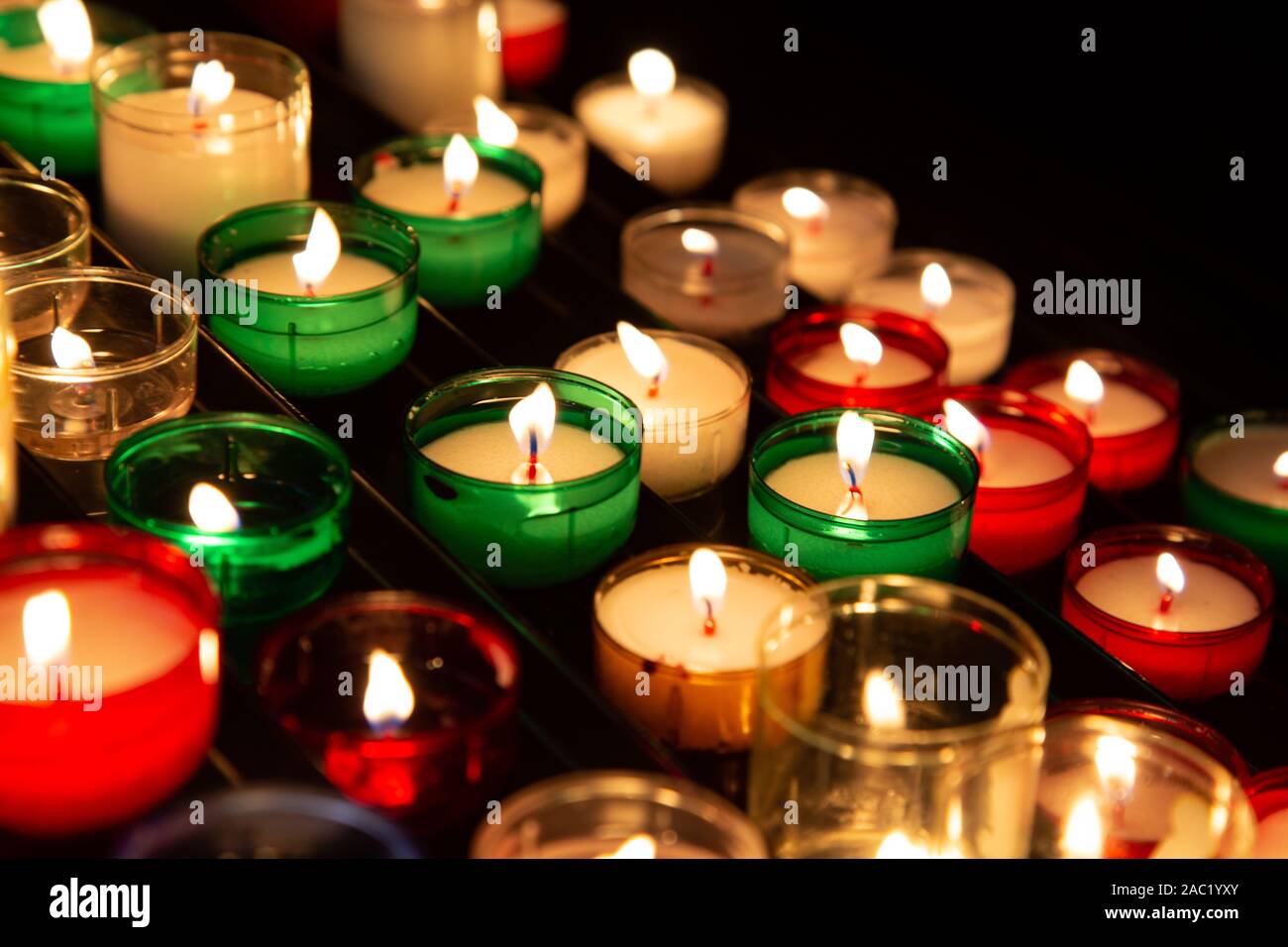 Votiv Kerzen Rack in einer Kirche in Tours Frankreich Stockfoto