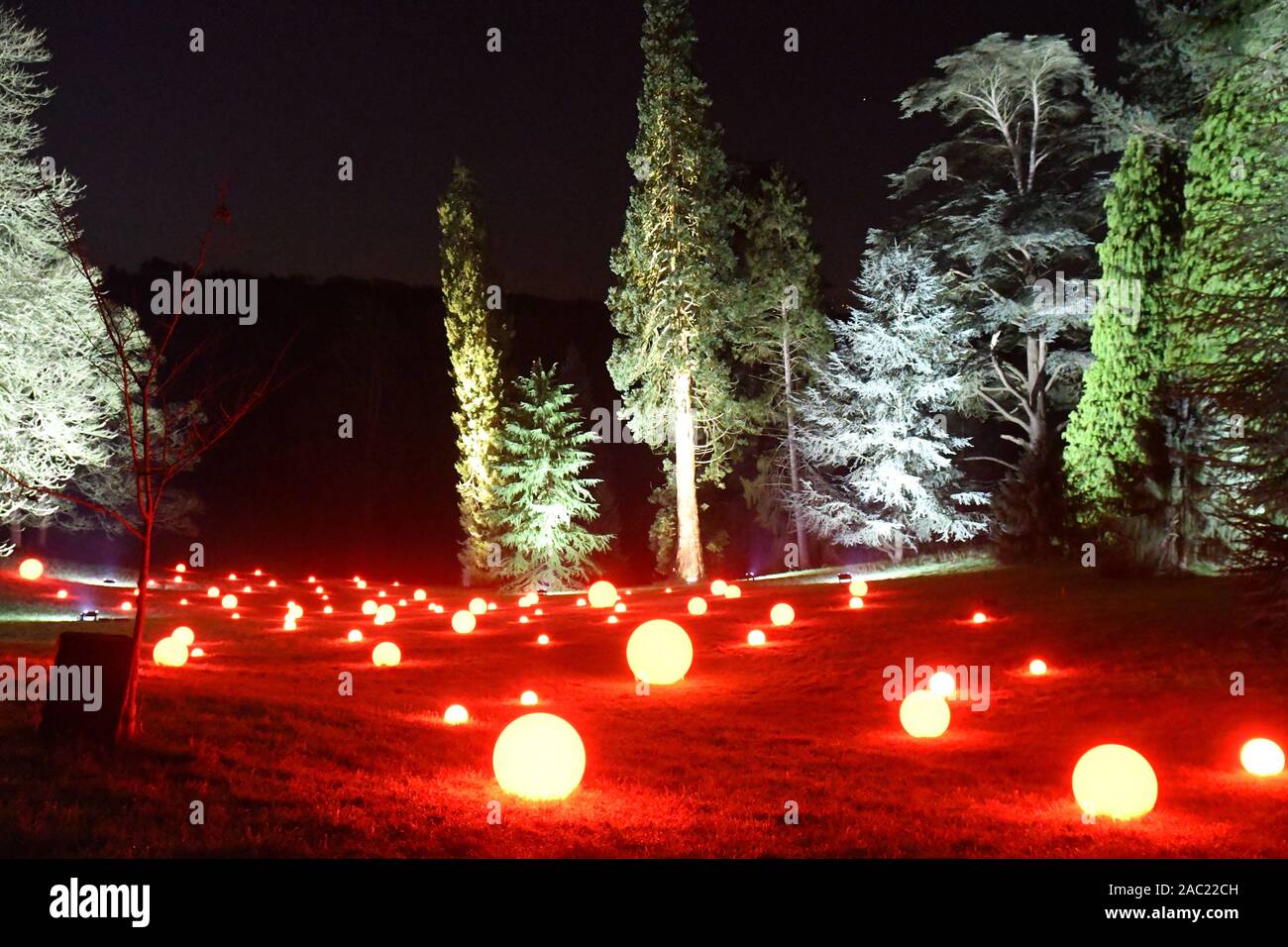 Winter Light Trail, Weihnachten 2019 bei Waddesdon Manor, Waddesdon, Buckinghamshire, Großbritannien. Weihnachten Musik Thema. Stockfoto