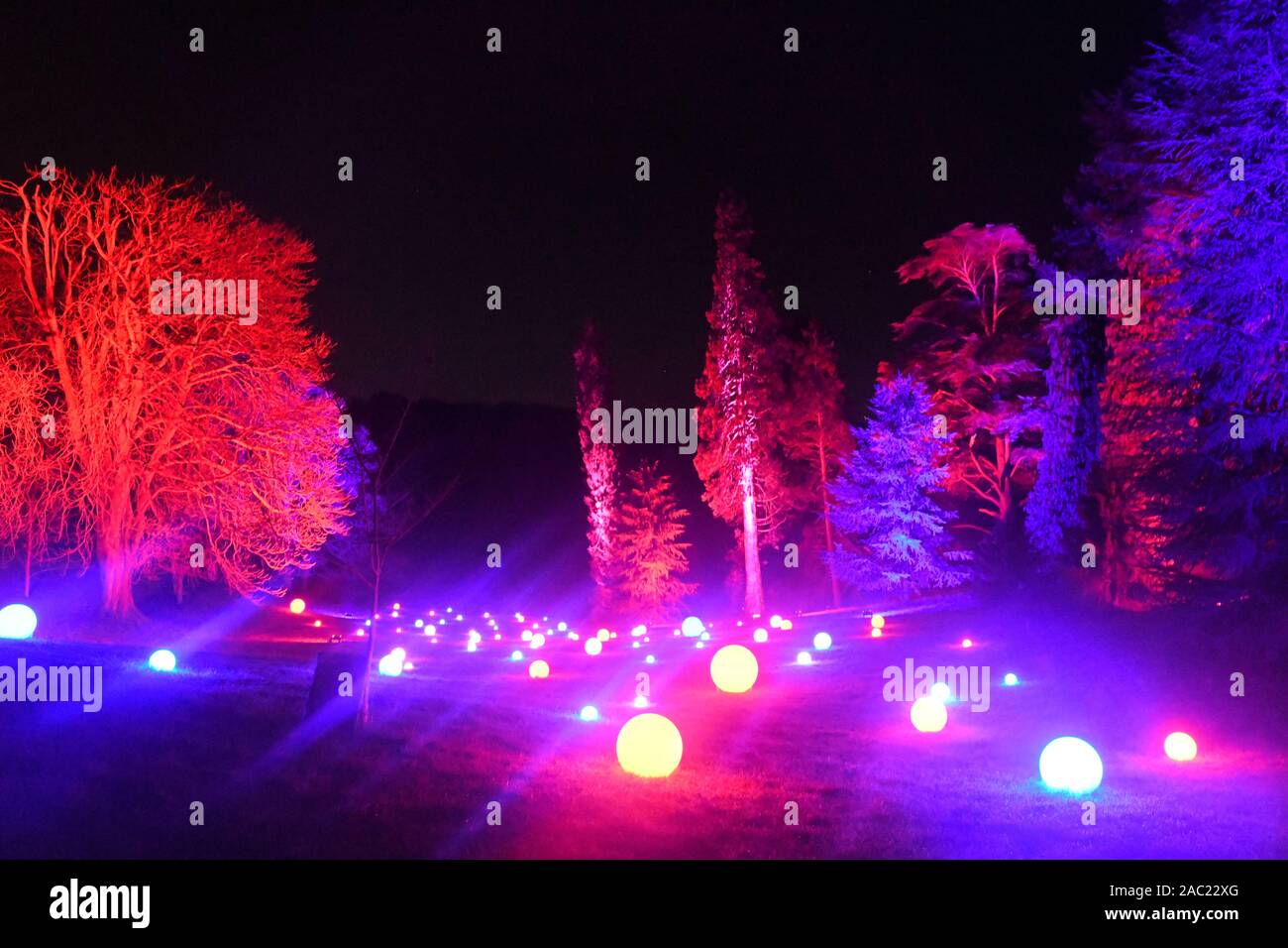 Winter Light Trail, Weihnachten 2019 bei Waddesdon Manor, Waddesdon, Buckinghamshire, Großbritannien. Weihnachten Musik Thema. Stockfoto