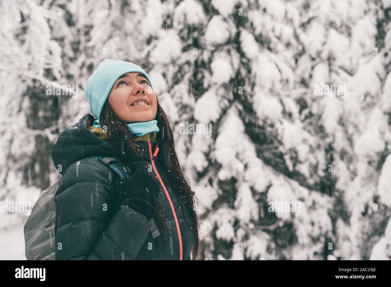 Bild der Frau wandern im Winter Wald bei Tag Stockfoto