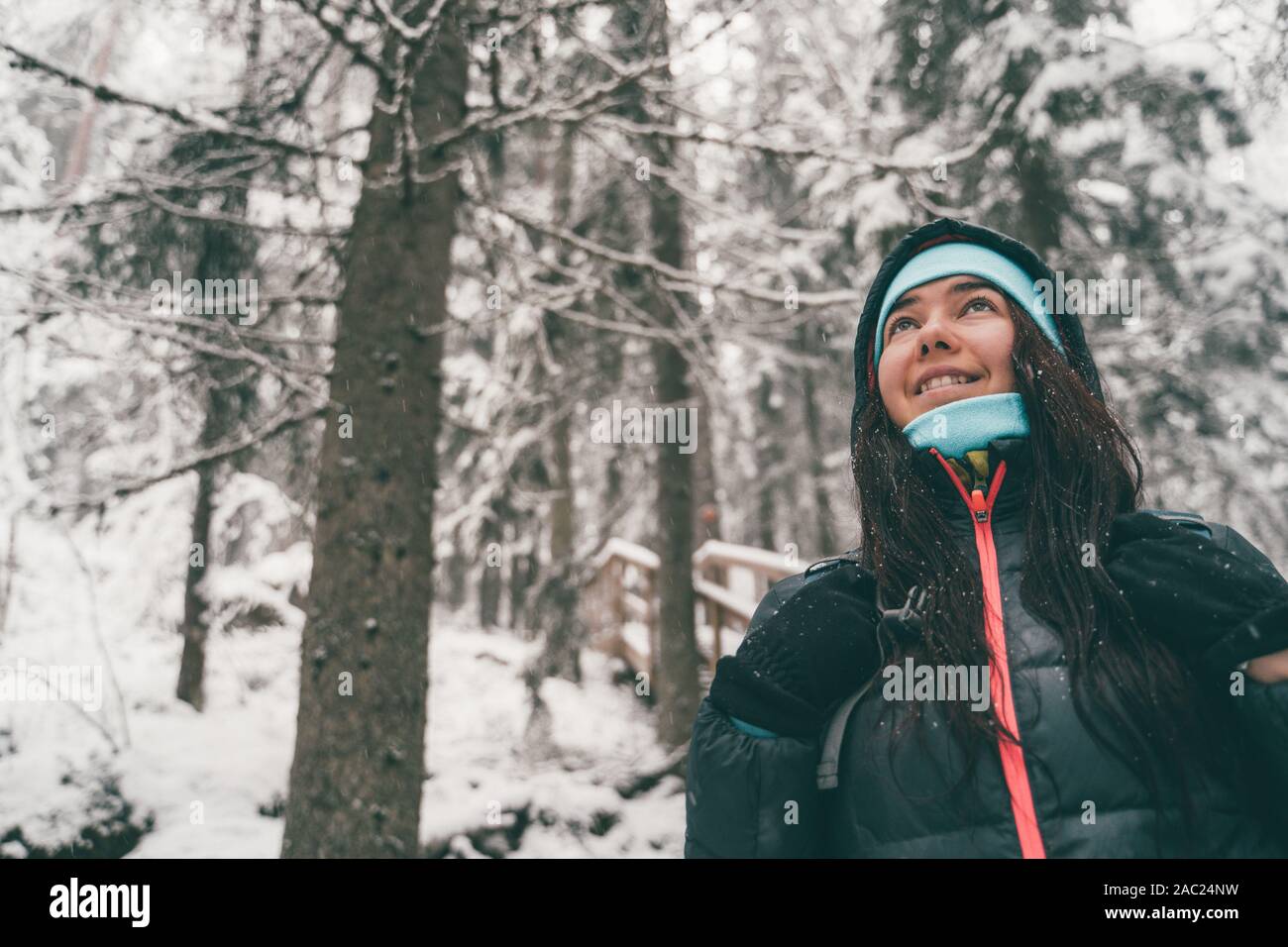 Bild von Ihnen gerne touristische Frau Walking im Winter Wald bei Tag Stockfoto