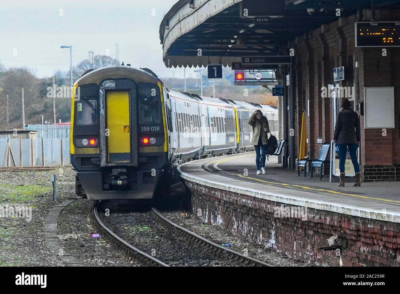 Yeovil Junction, Somerset, UK. 30. November 2019. Ansicht der South Western Railway Zug in Yeovil Junction Station in Somerset vor dem geplanten Streik der RMT-Union, die sich auf Montag, den 2. Dezember beginnt und für die letzten 27 Tage. Foto: Graham Jagd-/Alamy leben Nachrichten Stockfoto